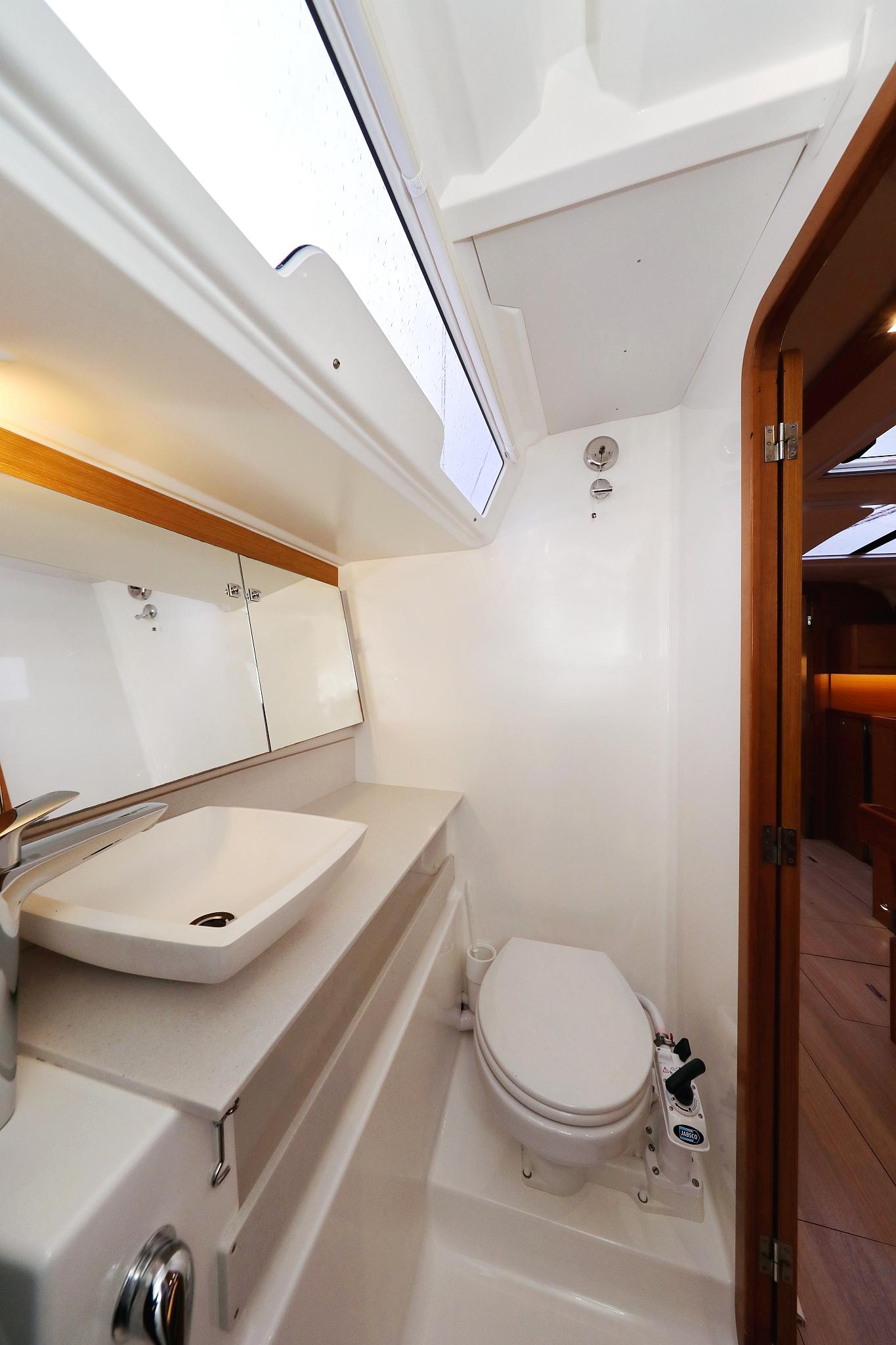 Dufour 430 - 3 cab., picture 38