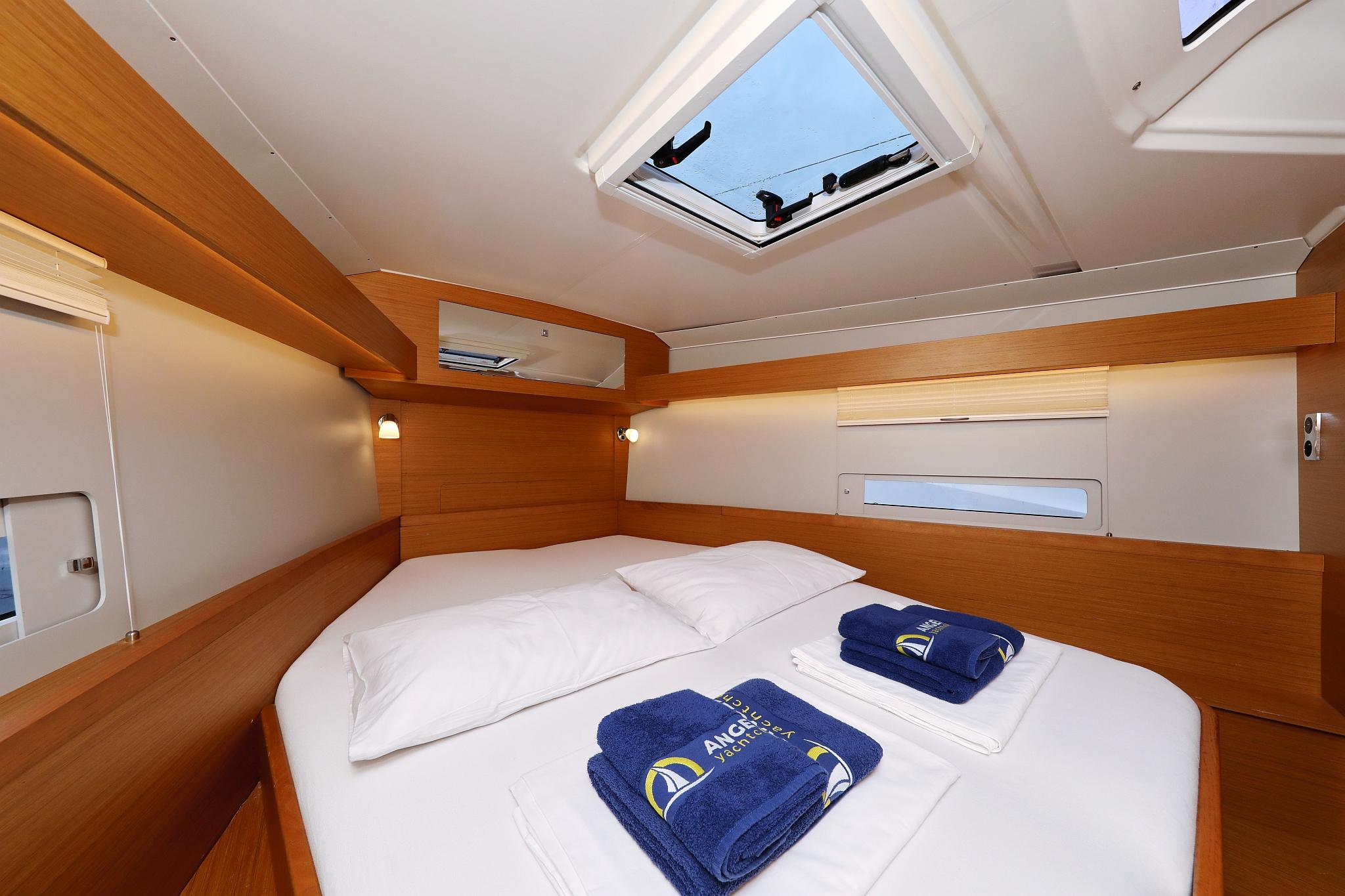 Dufour 430 - 3 cab., picture 32
