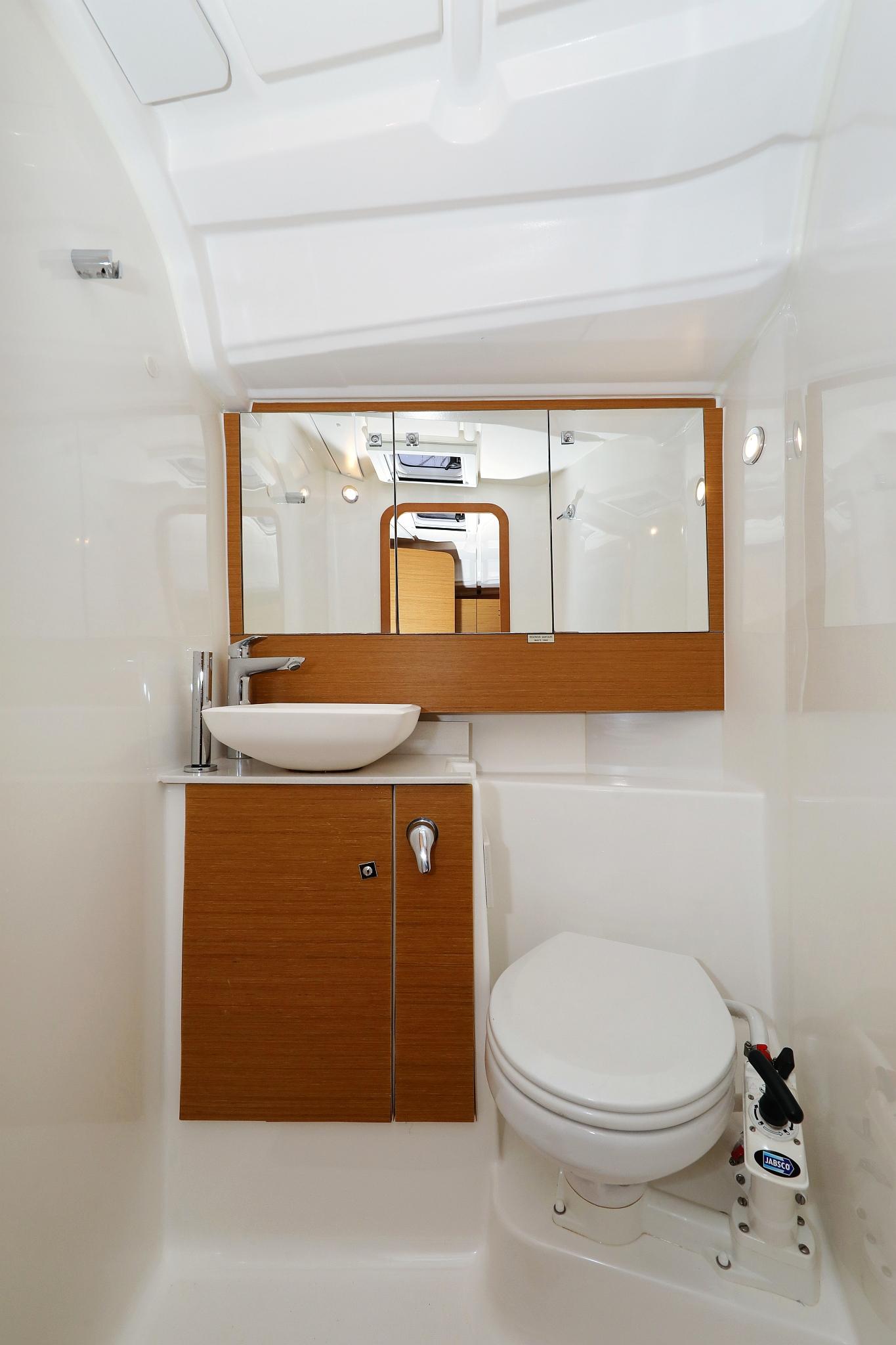 Dufour 430 - 3 cab., picture 34