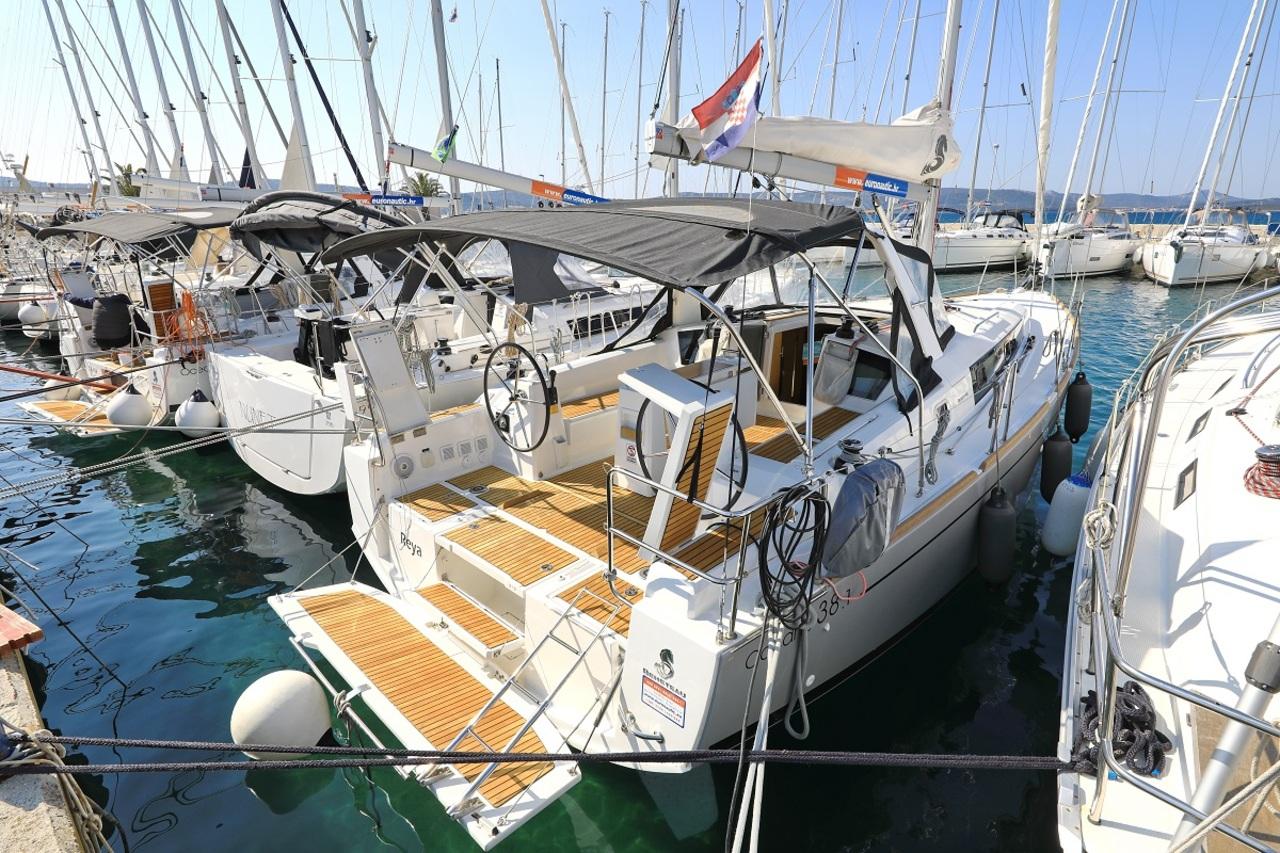 Oceanis 38.1, picture 3