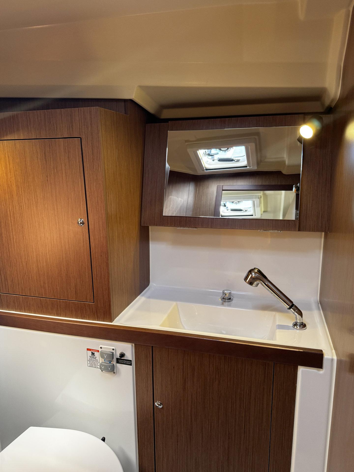 Oceanis 41.1, picture 25