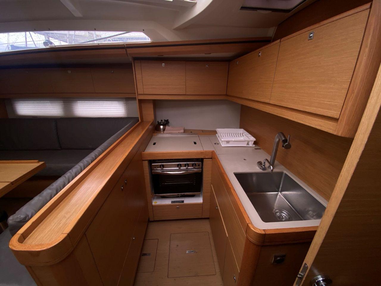 Dufour 520 GL, picture 6