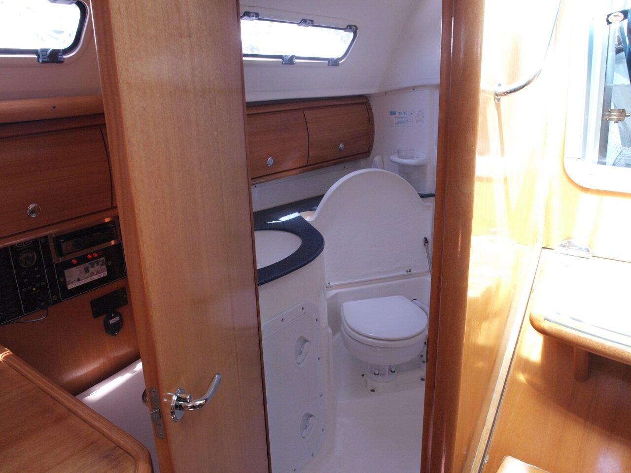 Bavaria 32, picture 9