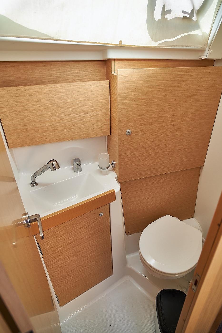 Oceanis 38.1, picture 13