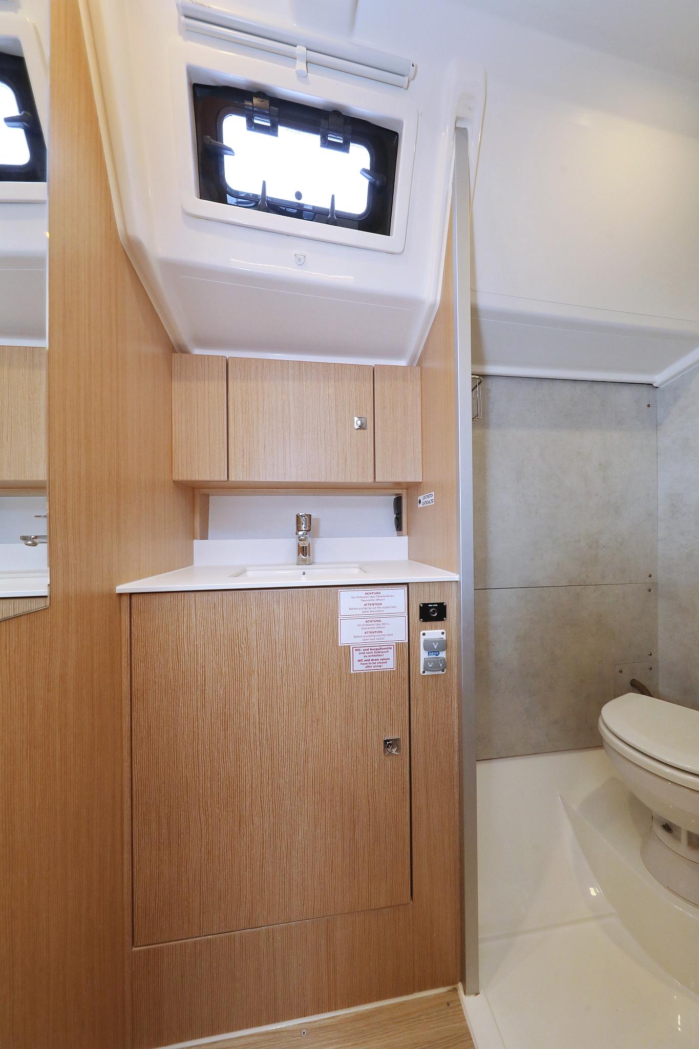 Bavaria C42, picture 37