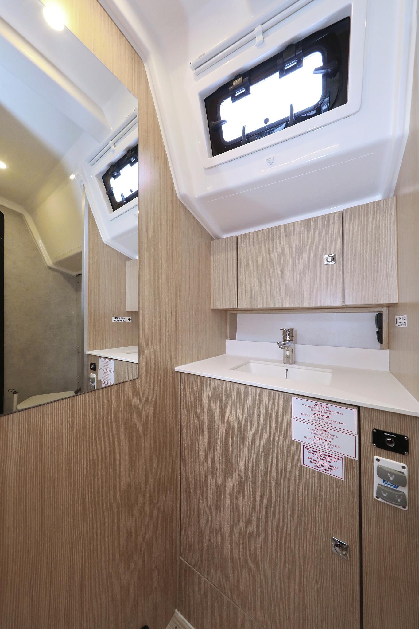 Bavaria C42, picture 38