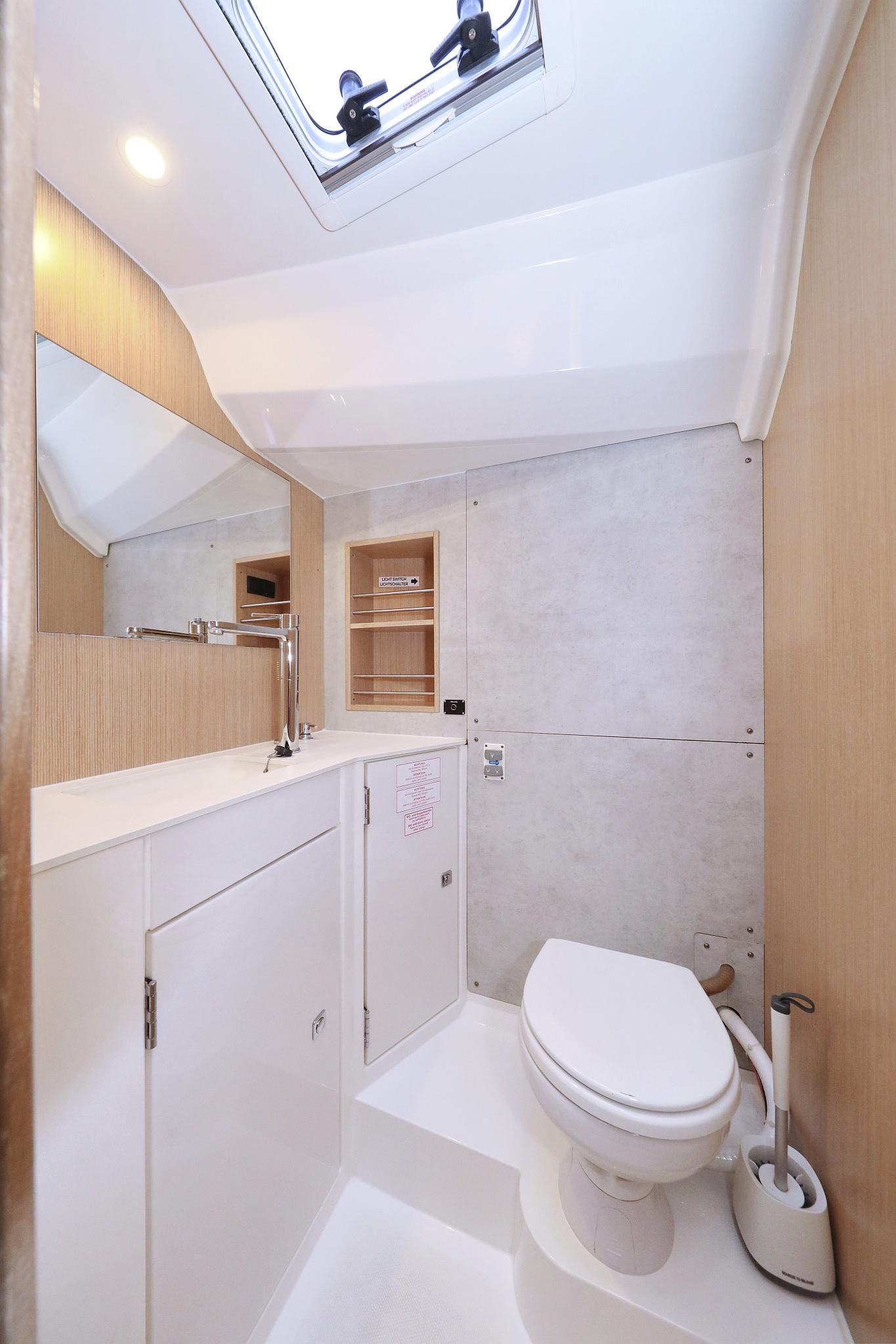 Bavaria C42, picture 35