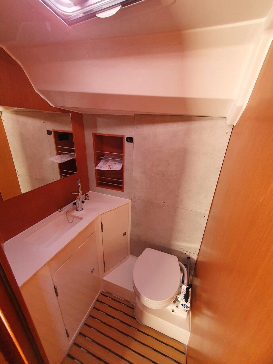 Bavaria C42, picture 16