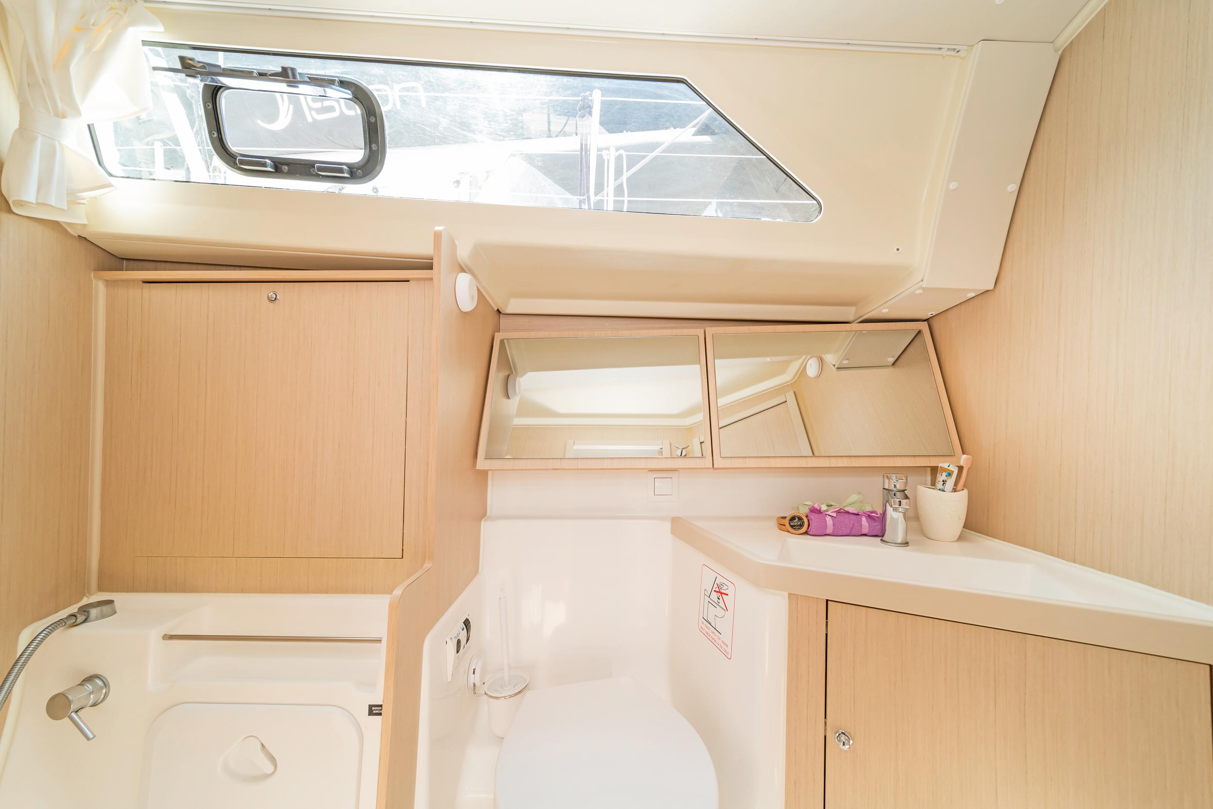 Oceanis 41.1, picture 6