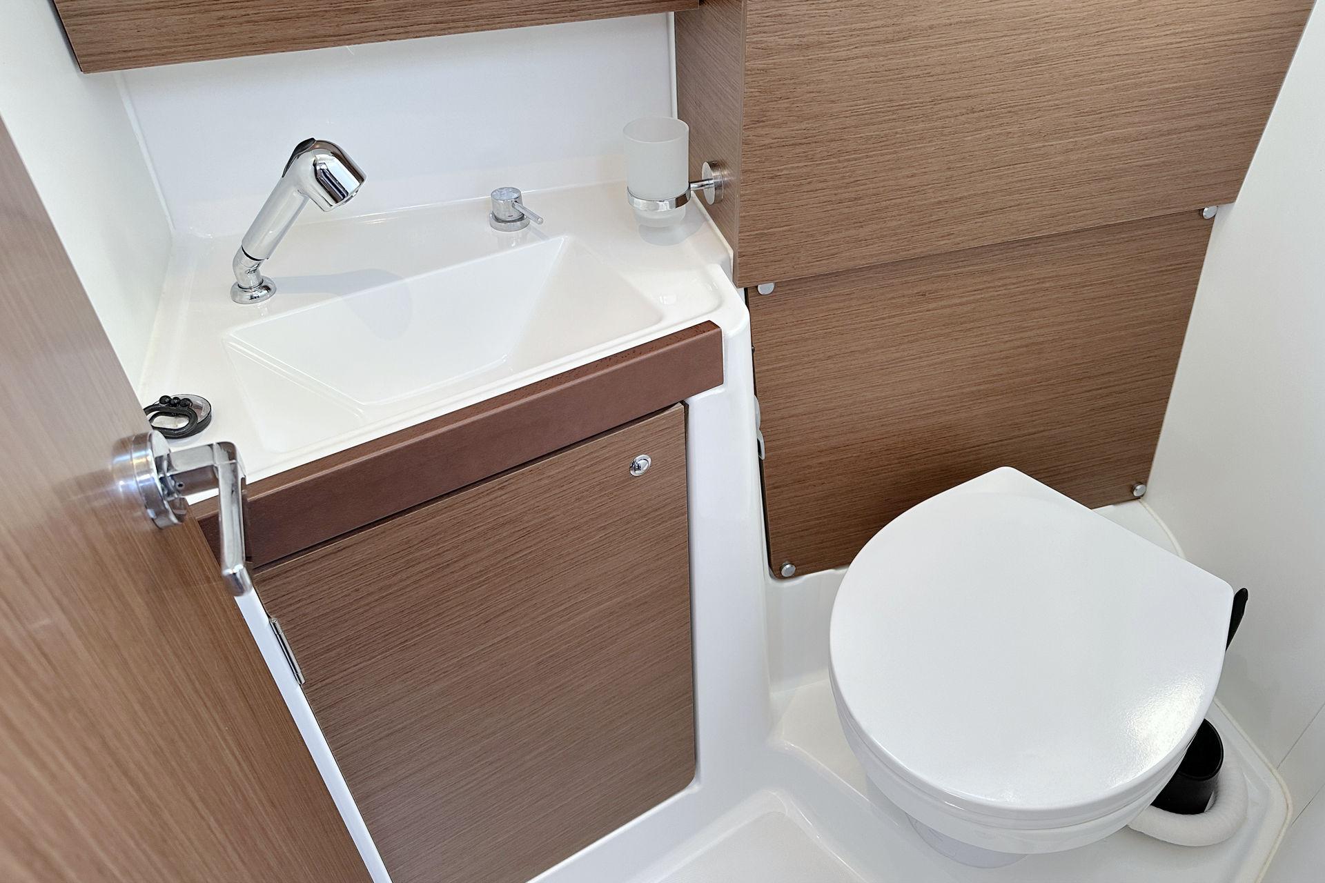 Oceanis 38.1, picture 15