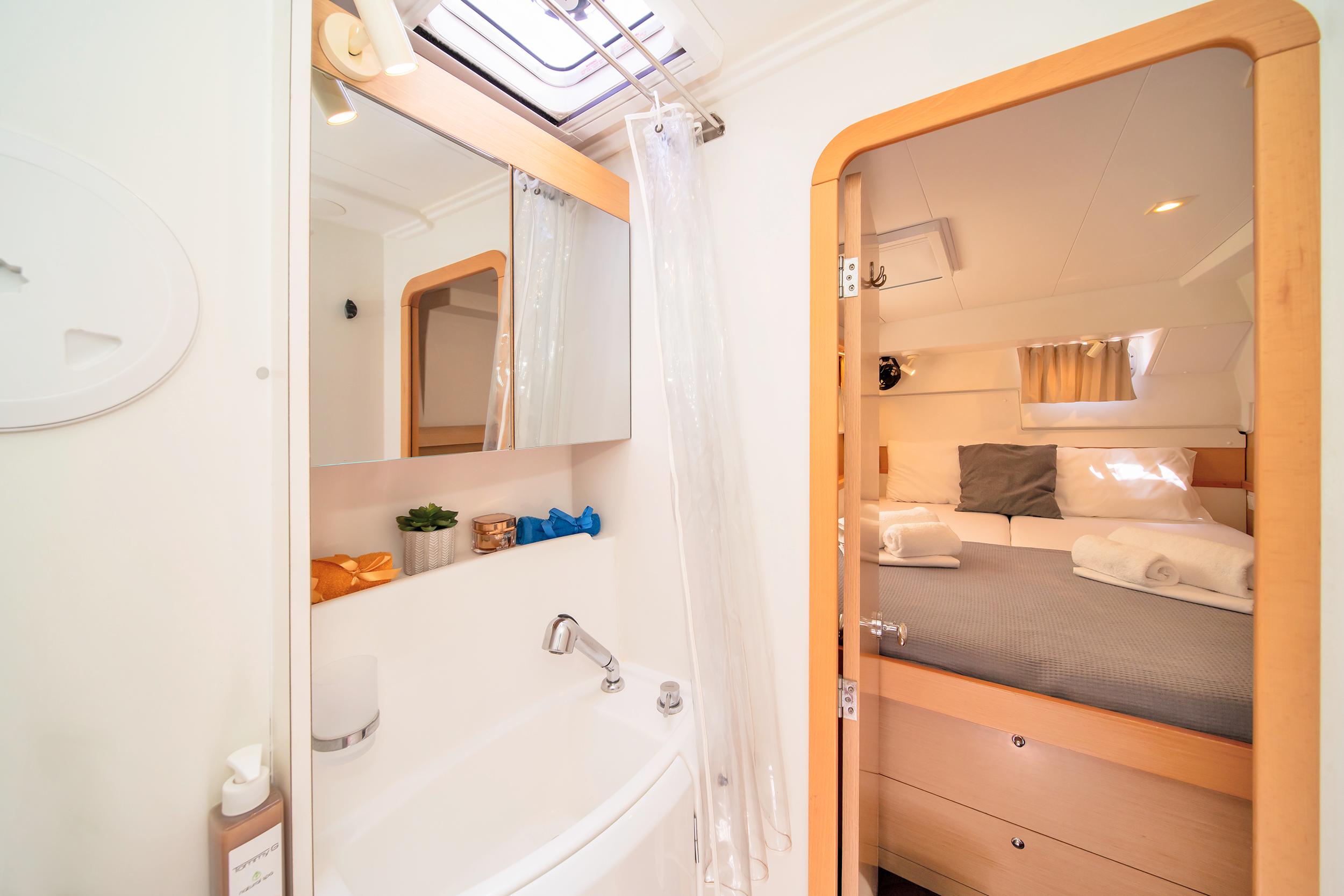 Lagoon 400 S2 - 4 + 2 cab., picture 12