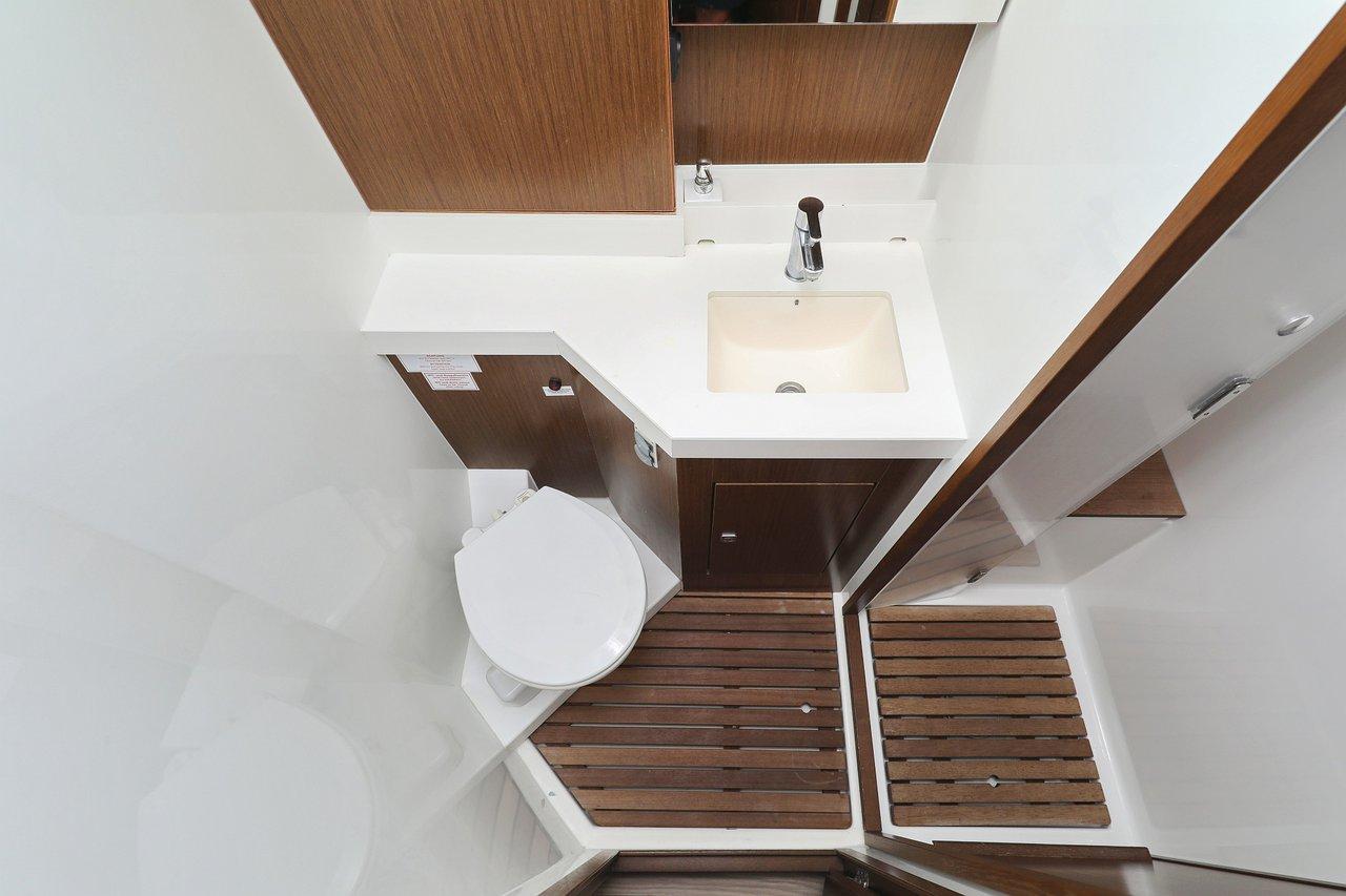 Bavaria C57 - 3 + 1 cab., picture 21