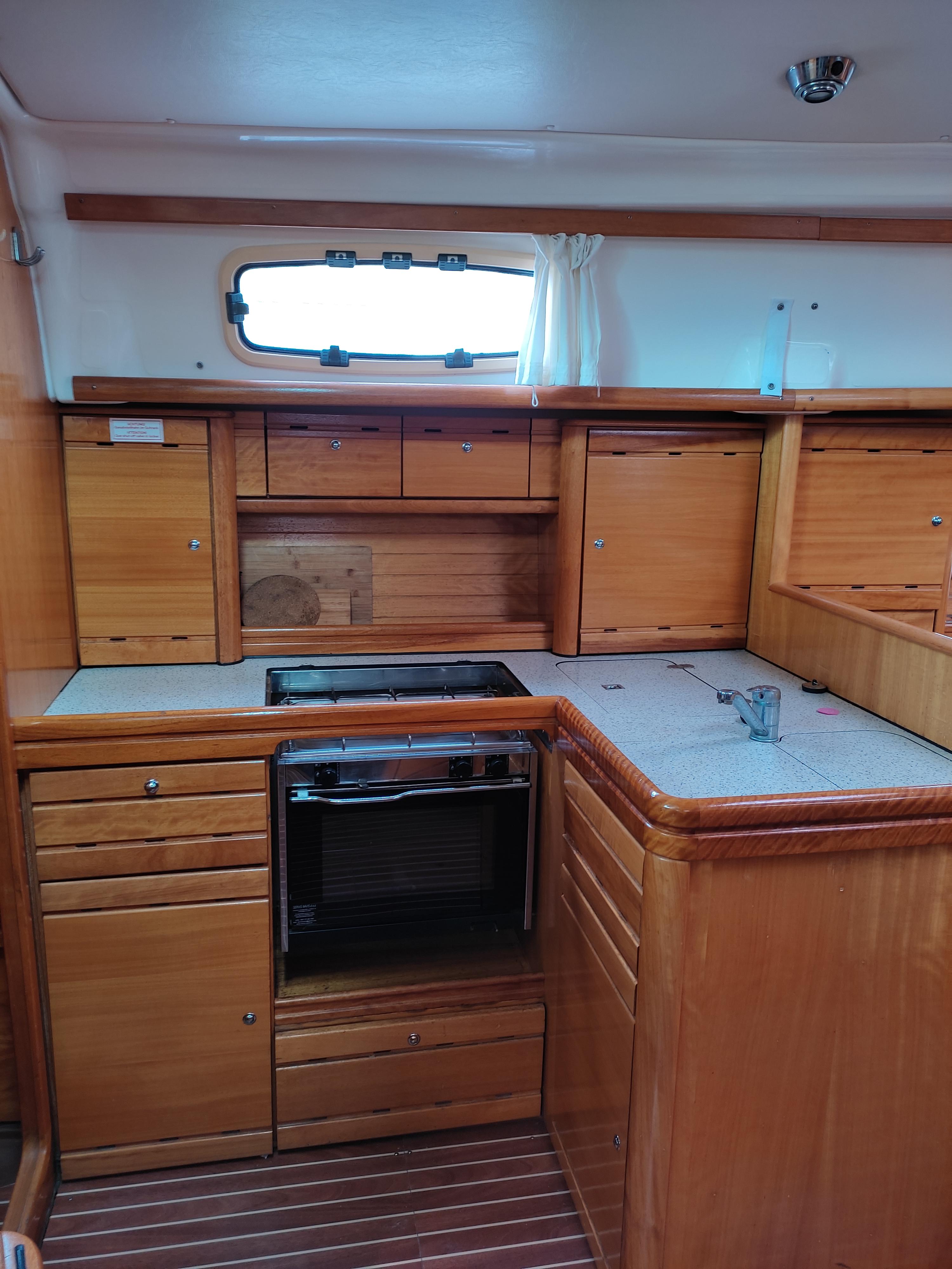 Bavaria 37 Cruiser, picture 4