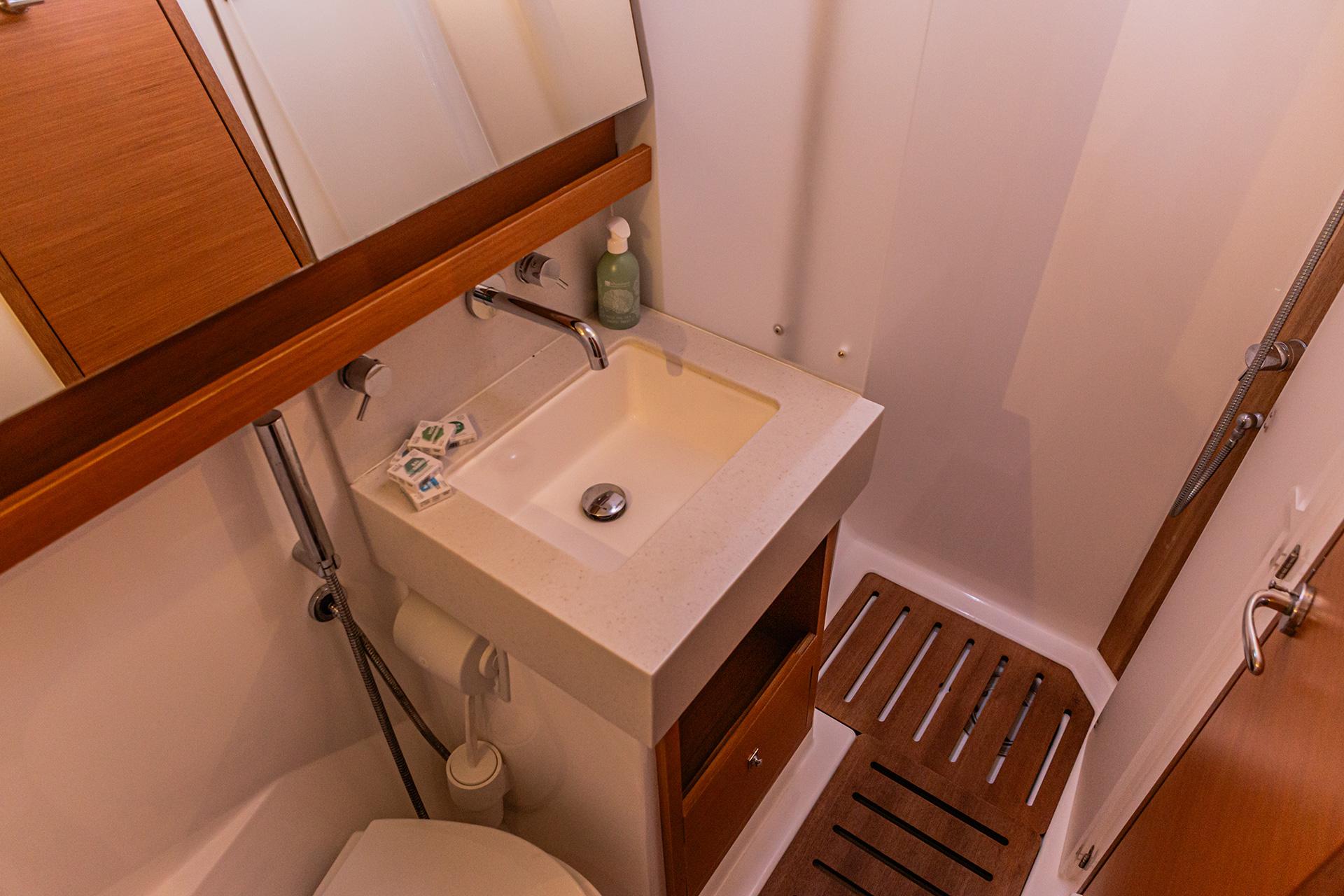 Dufour 530 - 5 + 1 cab., picture 10