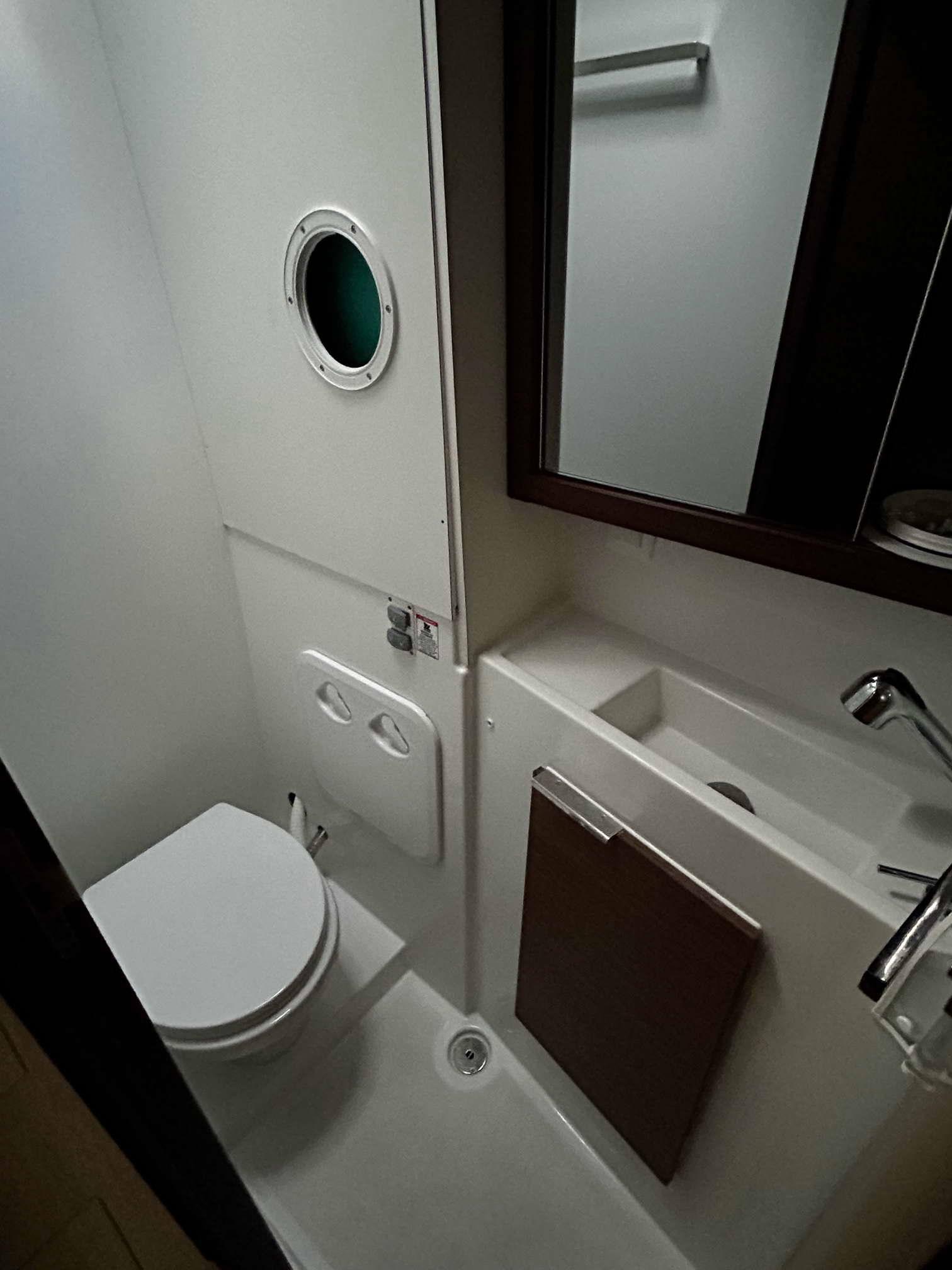 Lagoon 40 - 4 + 2 cab, picture 8