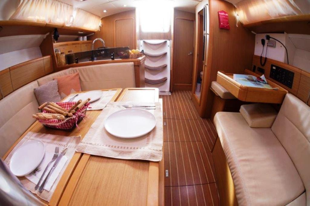 Sun Odyssey 42i, picture 4