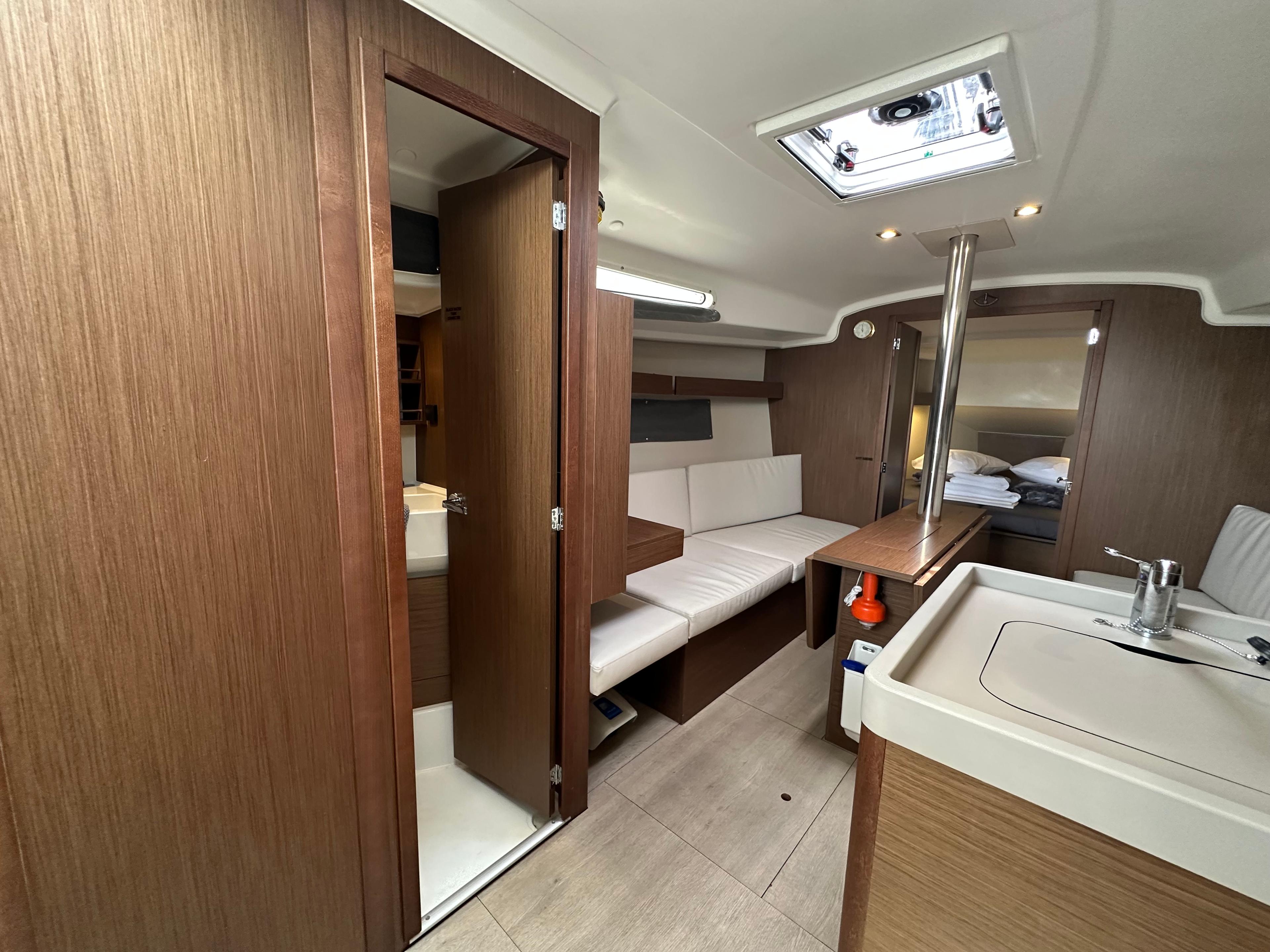 Oceanis 34.1, picture 8