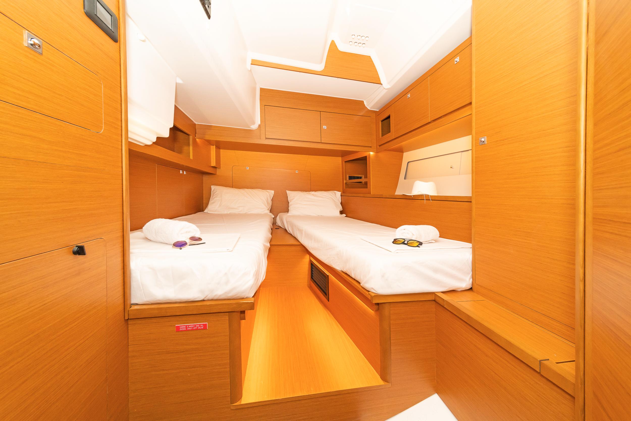 Dufour 530 - 3 + 1 cab., picture 6