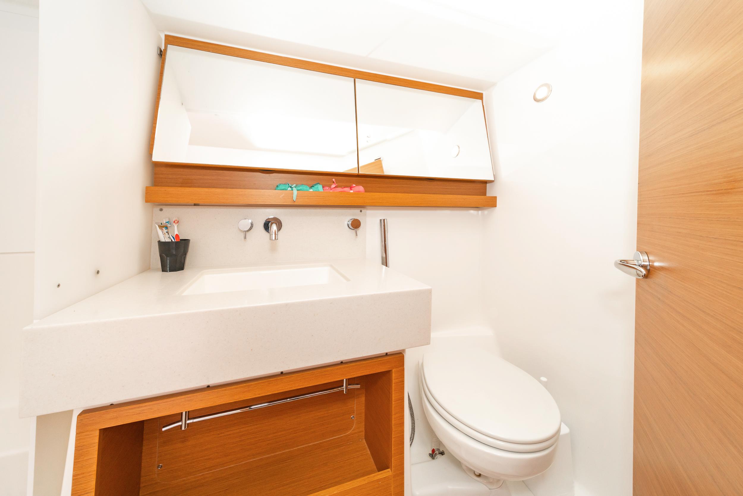 Dufour 530 - 3 + 1 cab., picture 4