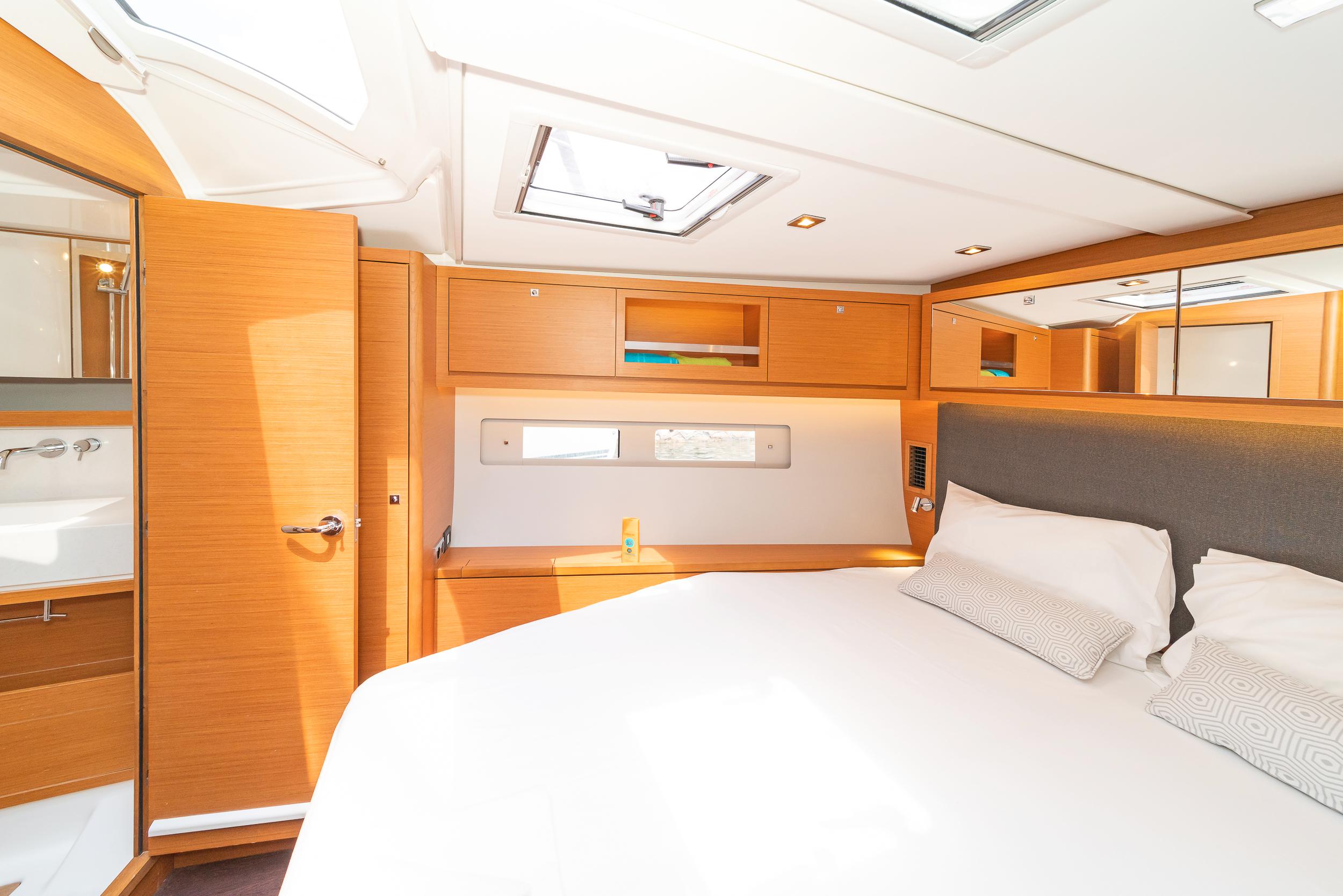 Dufour 530 - 3 + 1 cab., picture 5