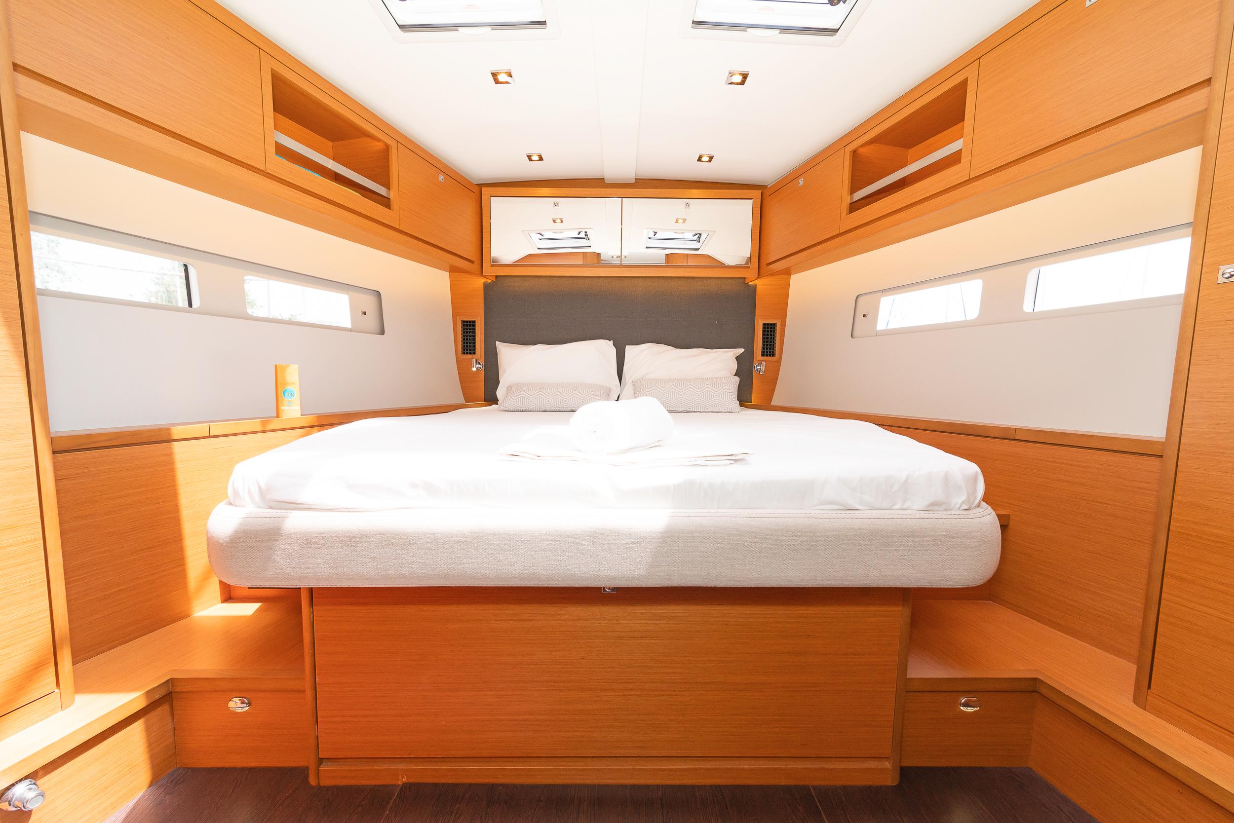 Dufour 530 - 3 + 1 cab., picture 3