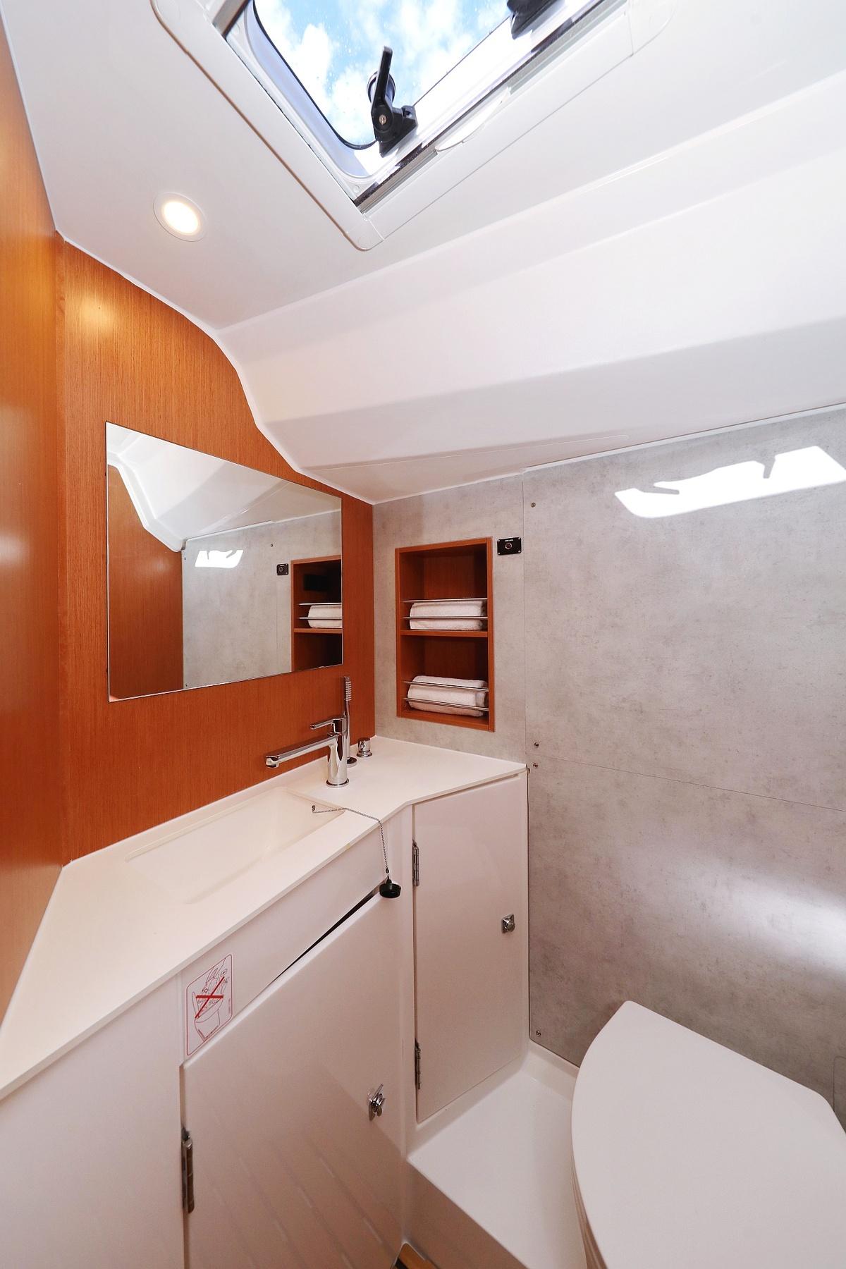 Bavaria C42, picture 21