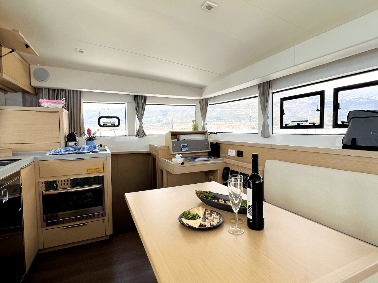 Lagoon 40 - 4 + 2 cab, picture 8