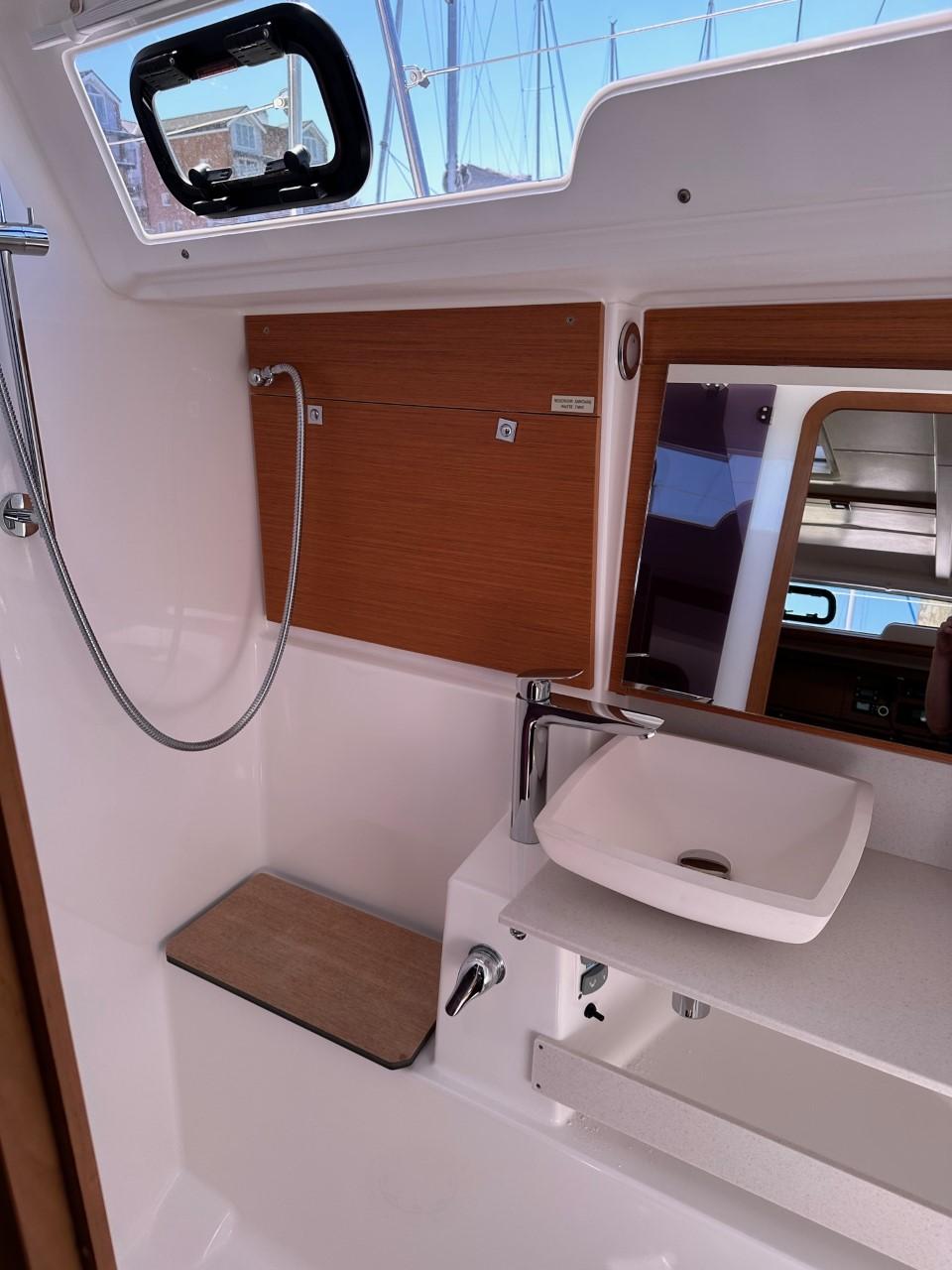 Dufour 430 - 3 cab. - Opportune Moment, picture 16