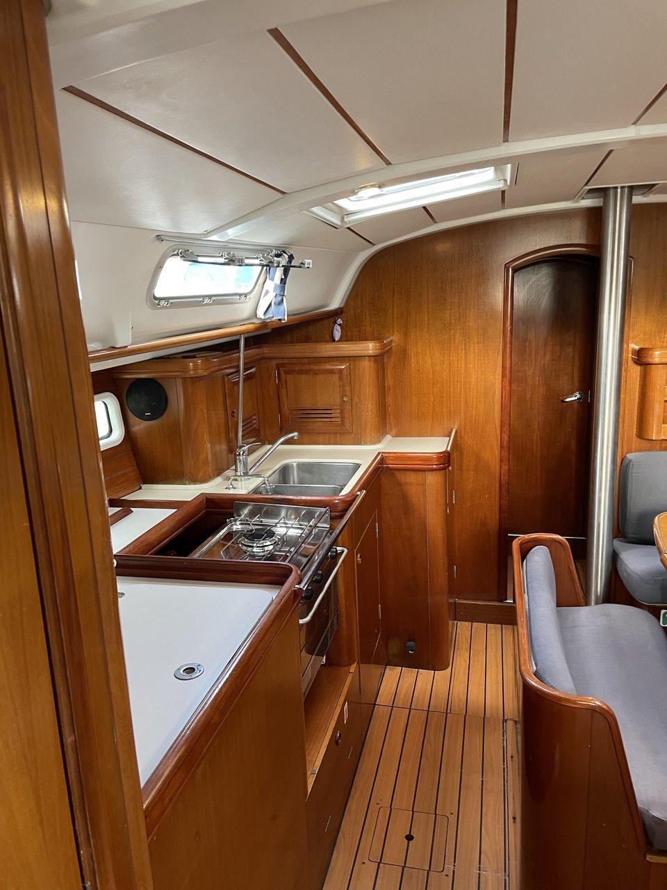 Oceanis 411 Celebration, picture 10