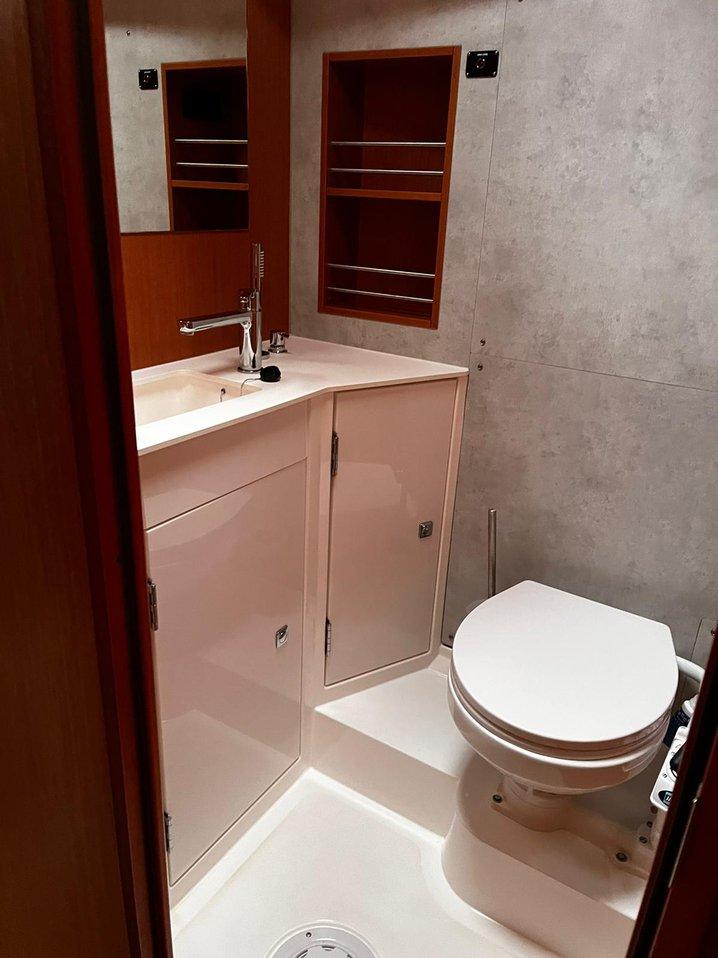 Bavaria C42, picture 12