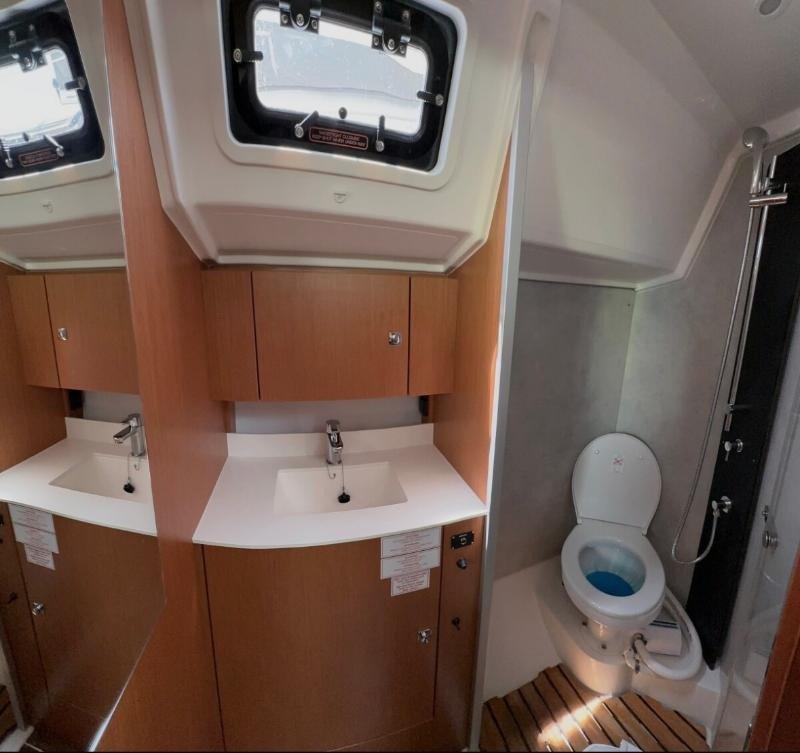 Bavaria C42, picture 11