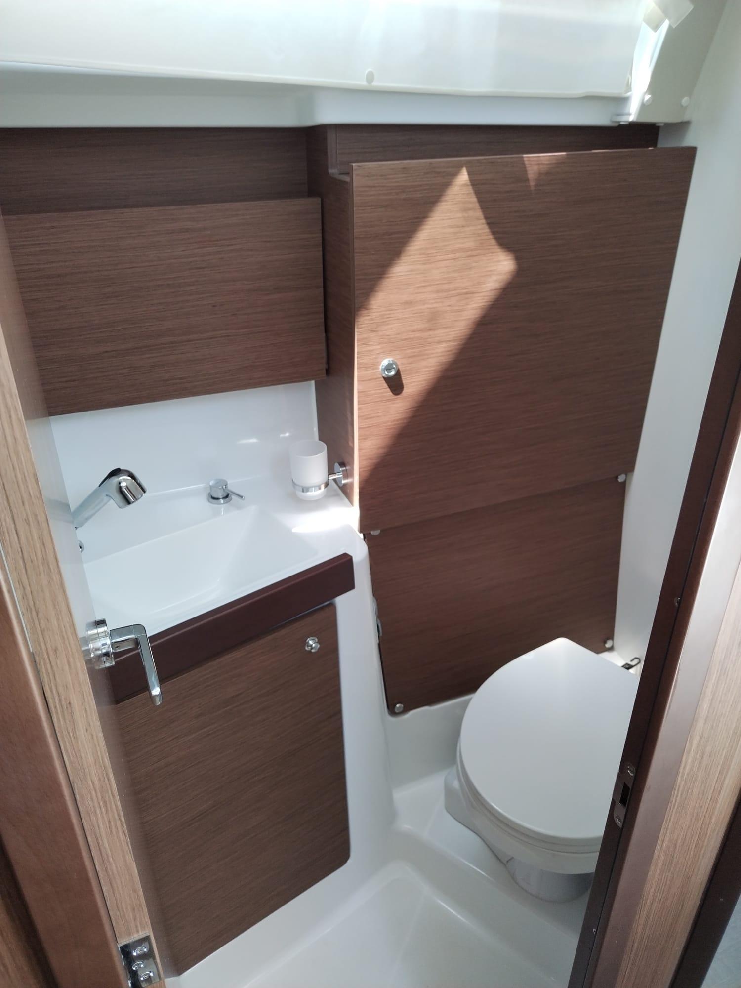 Oceanis 38.1, picture 15