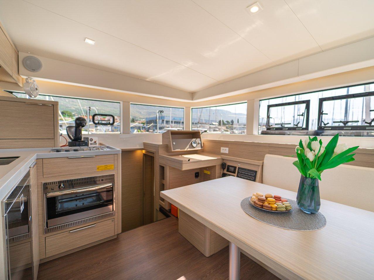 Lagoon 40 - 4 + 2 cab, picture 7