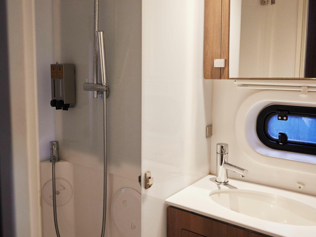 Bali 4.2 - 4 + 1 cab., picture 12