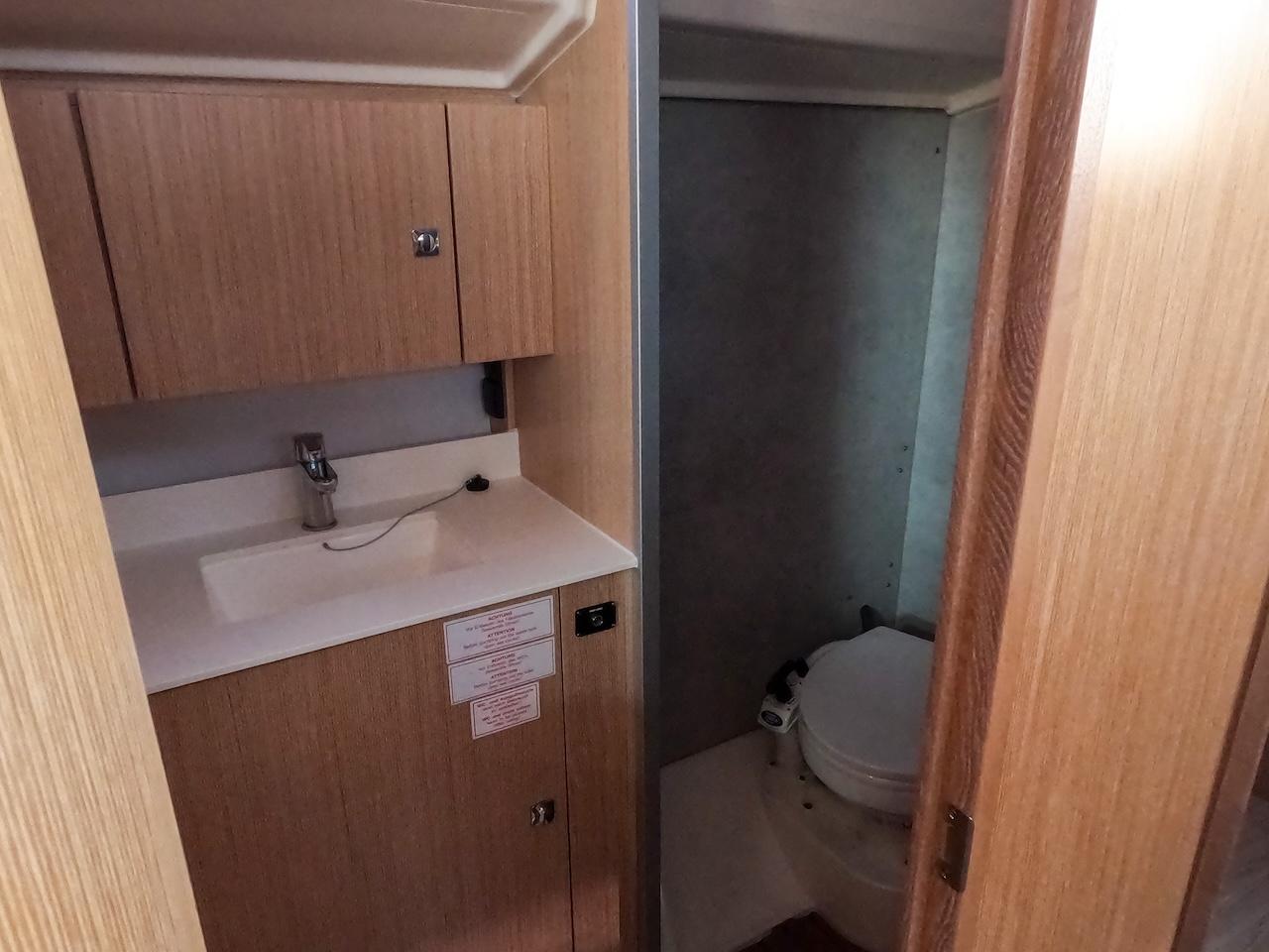 Bavaria C42, picture 8