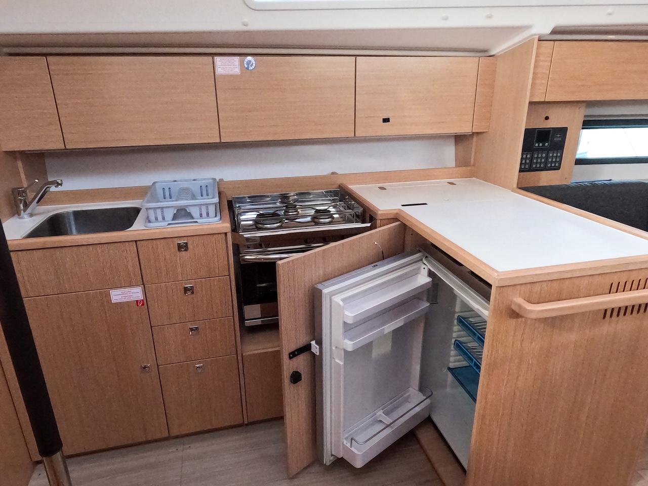 Bavaria C42, picture 6