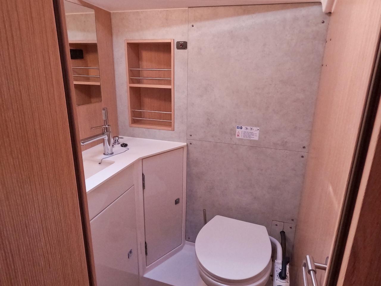 Bavaria C42, picture 7