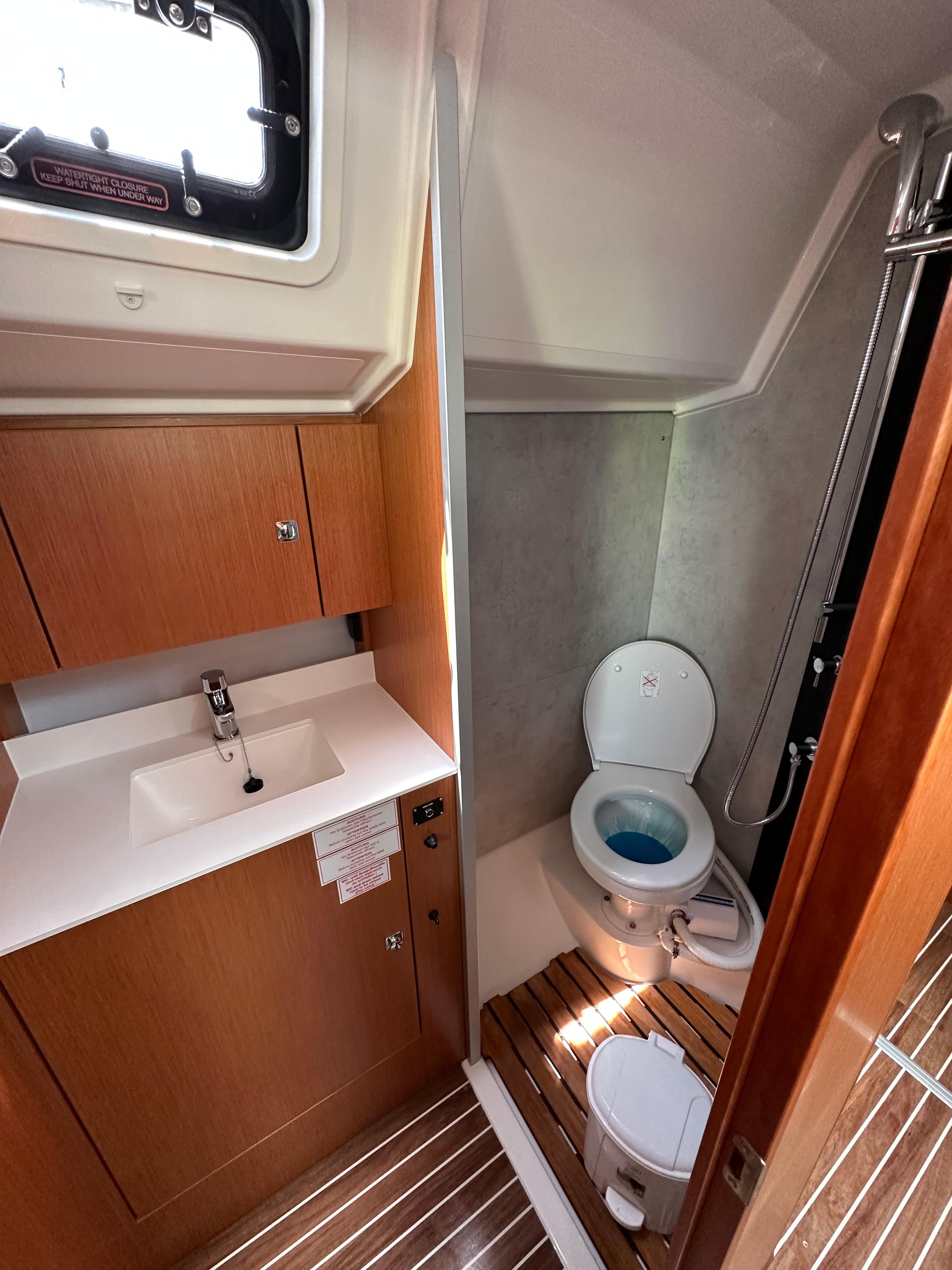 Bavaria C42, picture 17