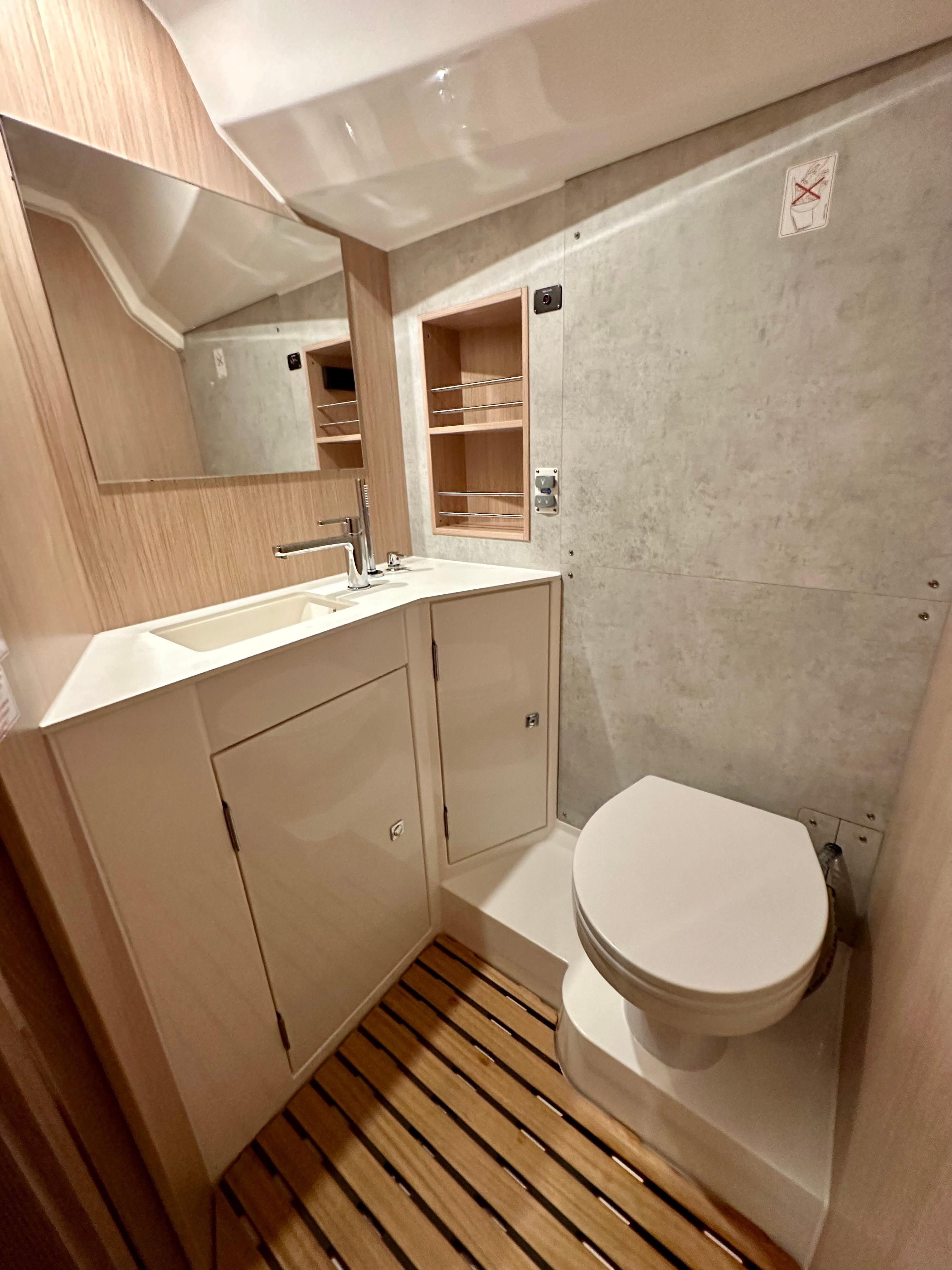 Bavaria C42, picture 11