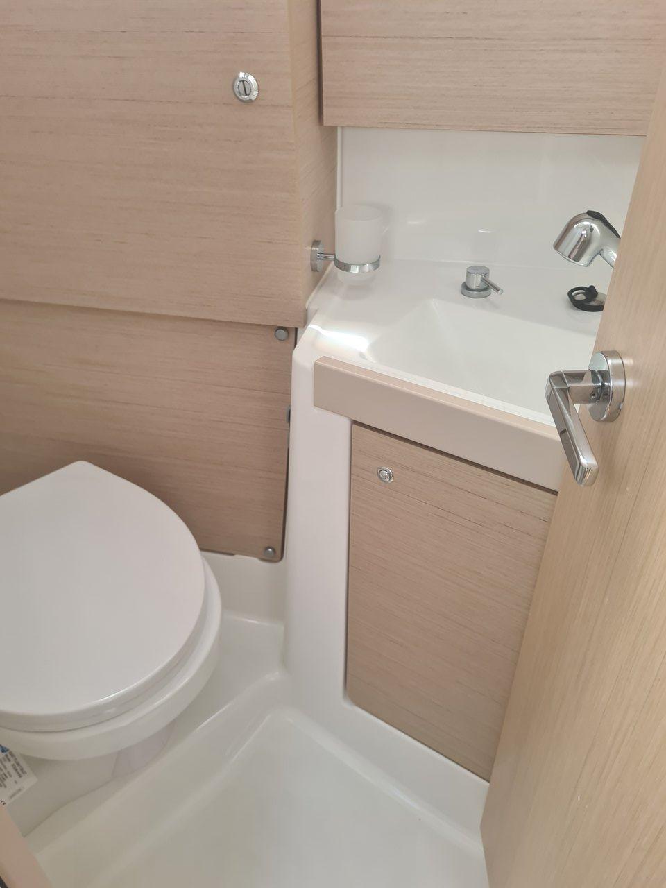 Oceanis 38.1, picture 13