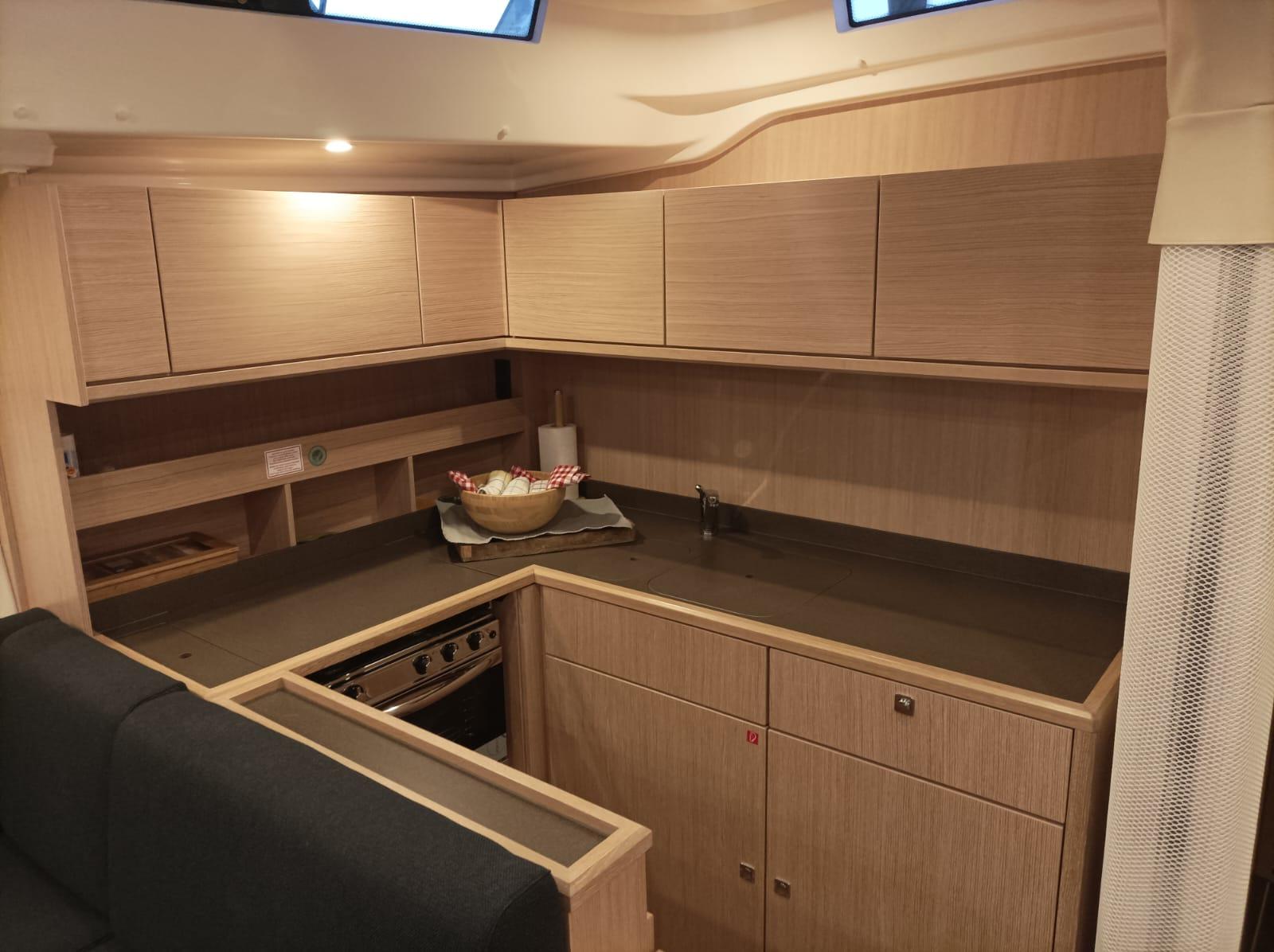 Bavaria C57 - 5 + 1 cab., picture 4