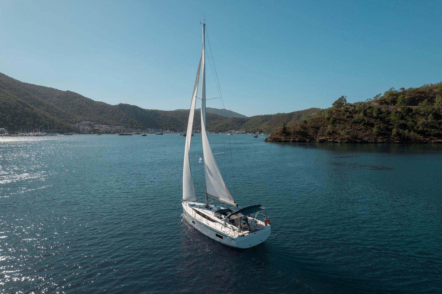 Bavaria C38, picture 1