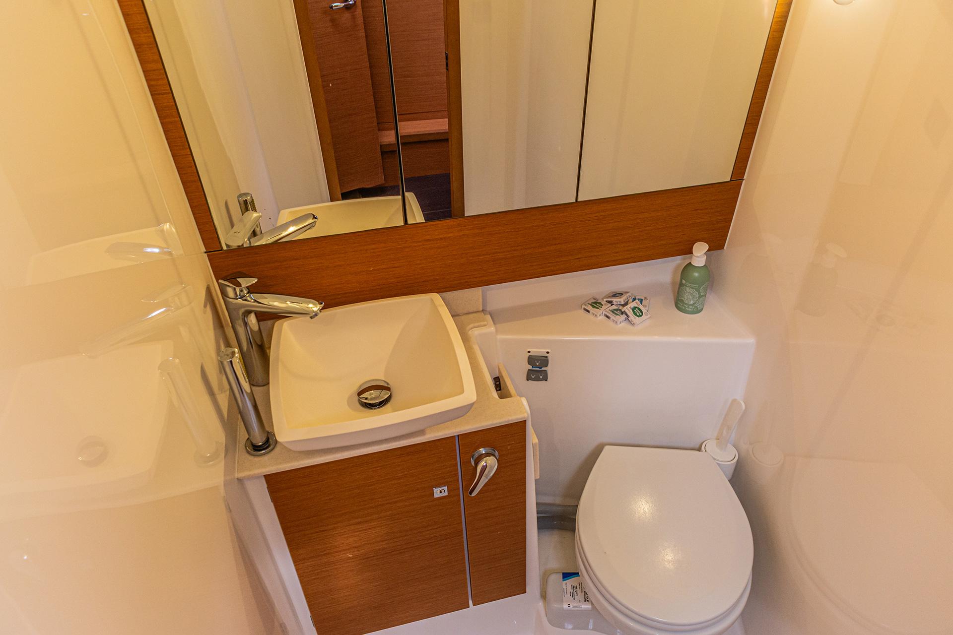 Dufour 430 - 3 cab., picture 10