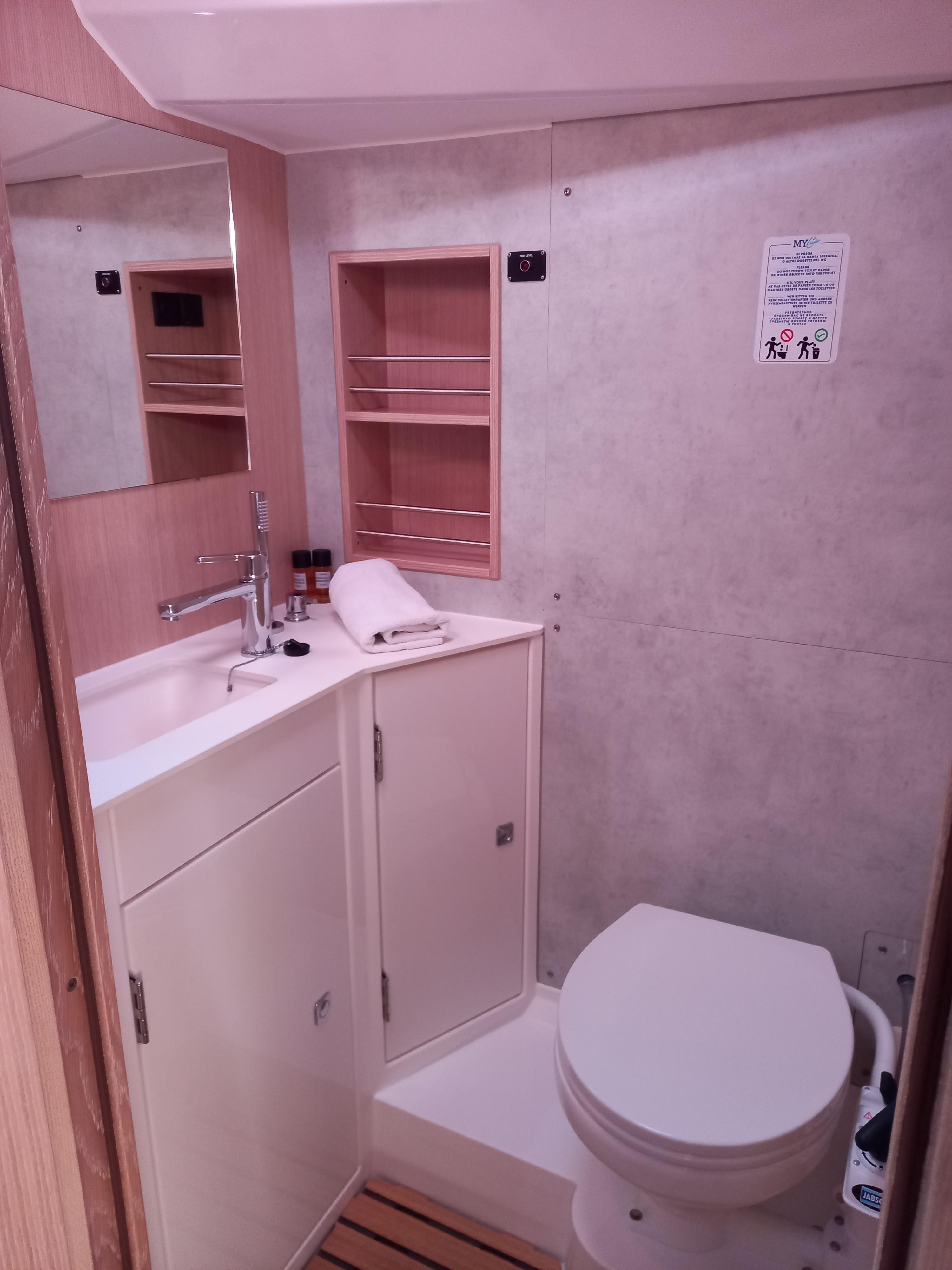 Bavaria C42, picture 16