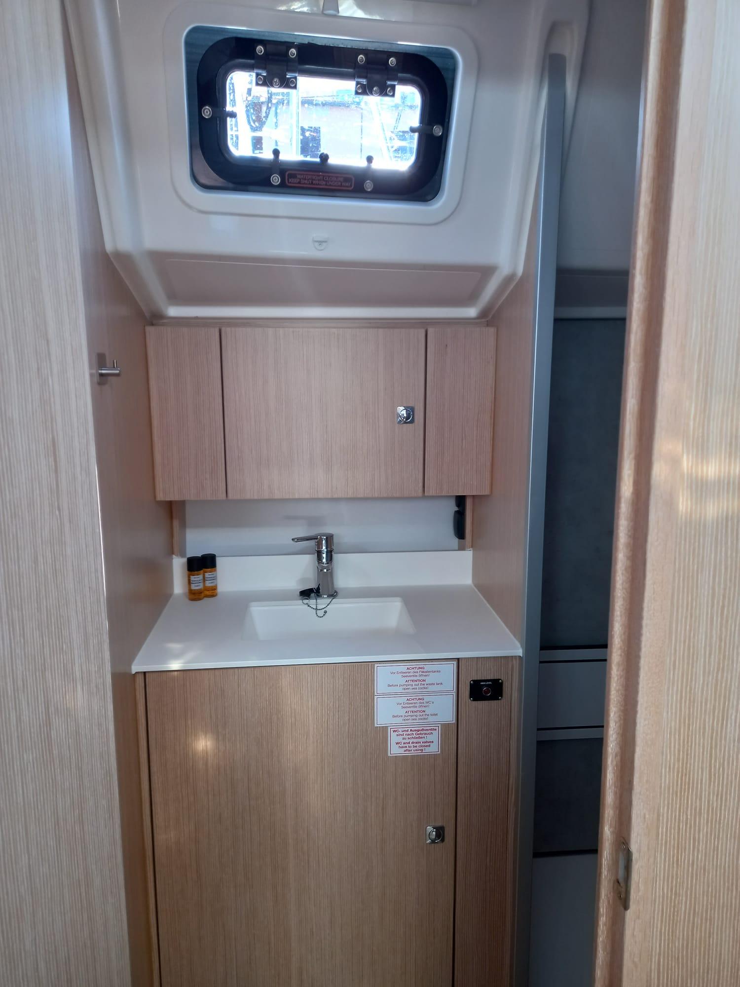 Bavaria C42, picture 15