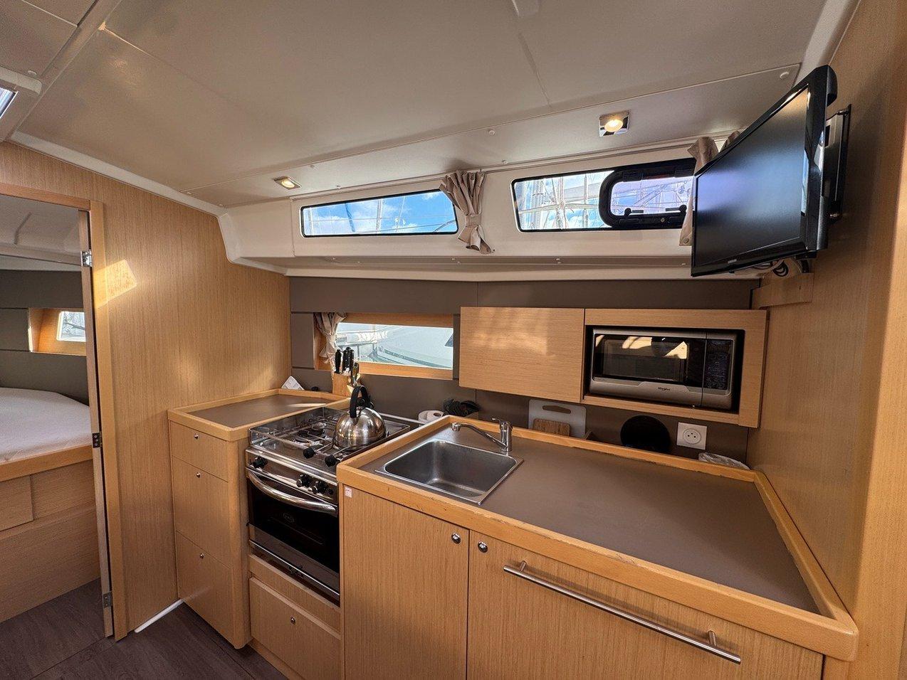 Oceanis 38.1 - Delfino, picture 7