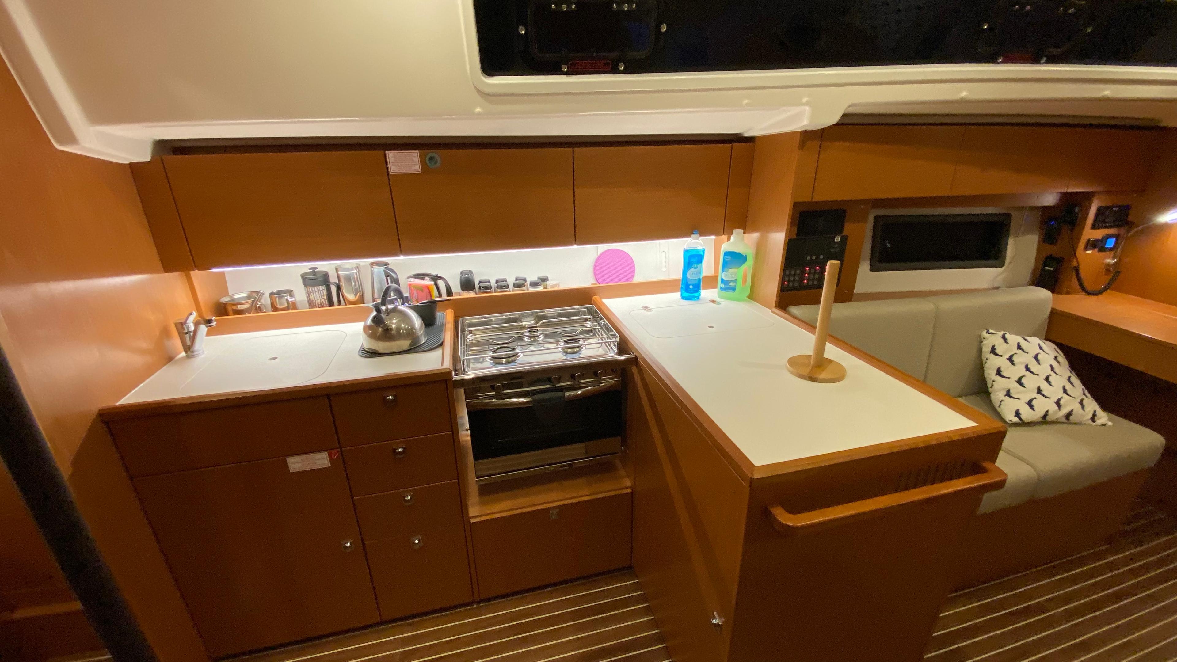 Bavaria C38, picture 6