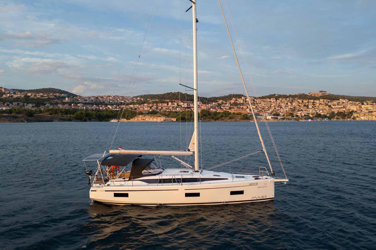Bavaria C42, picture 3