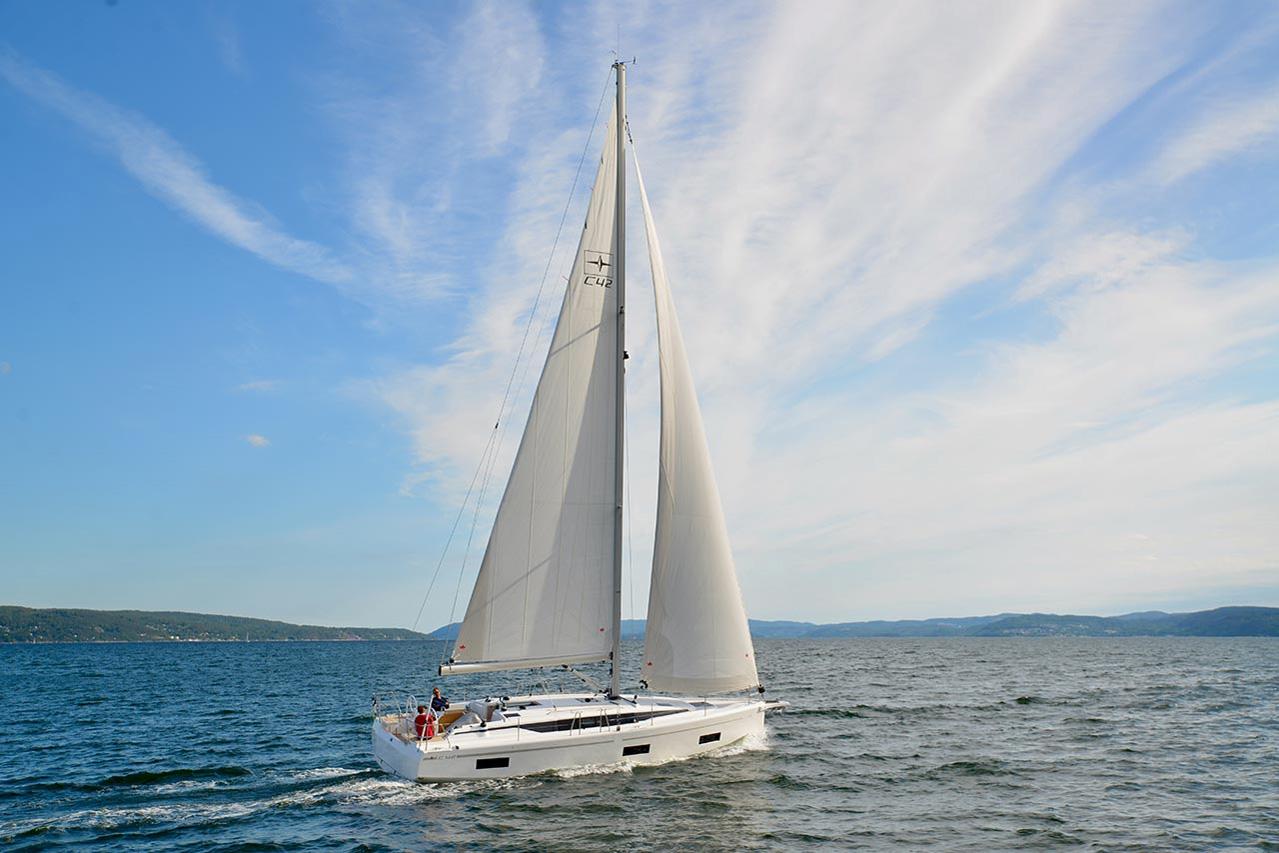 Bavaria C42, picture 1