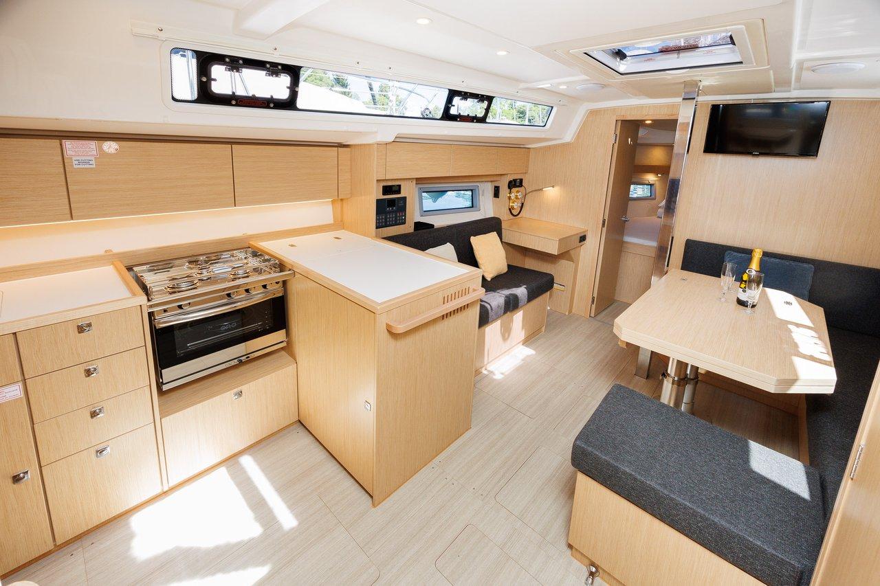 Bavaria C38, picture 12